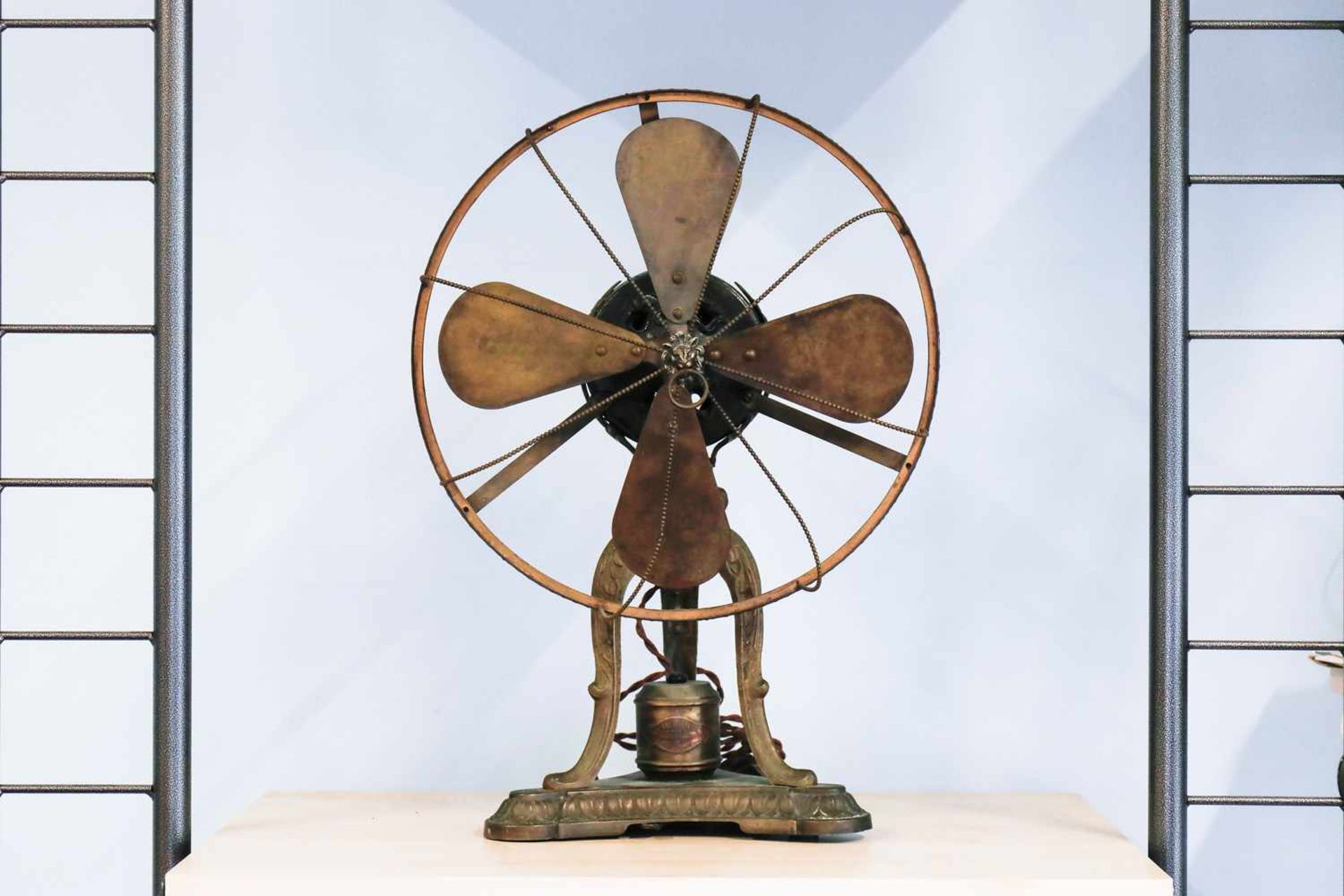 Ventilator um 1900, Italien soc.F.LLi Maffettini, Bergamo, verzierter Gusssockel, tw Lötstellen,