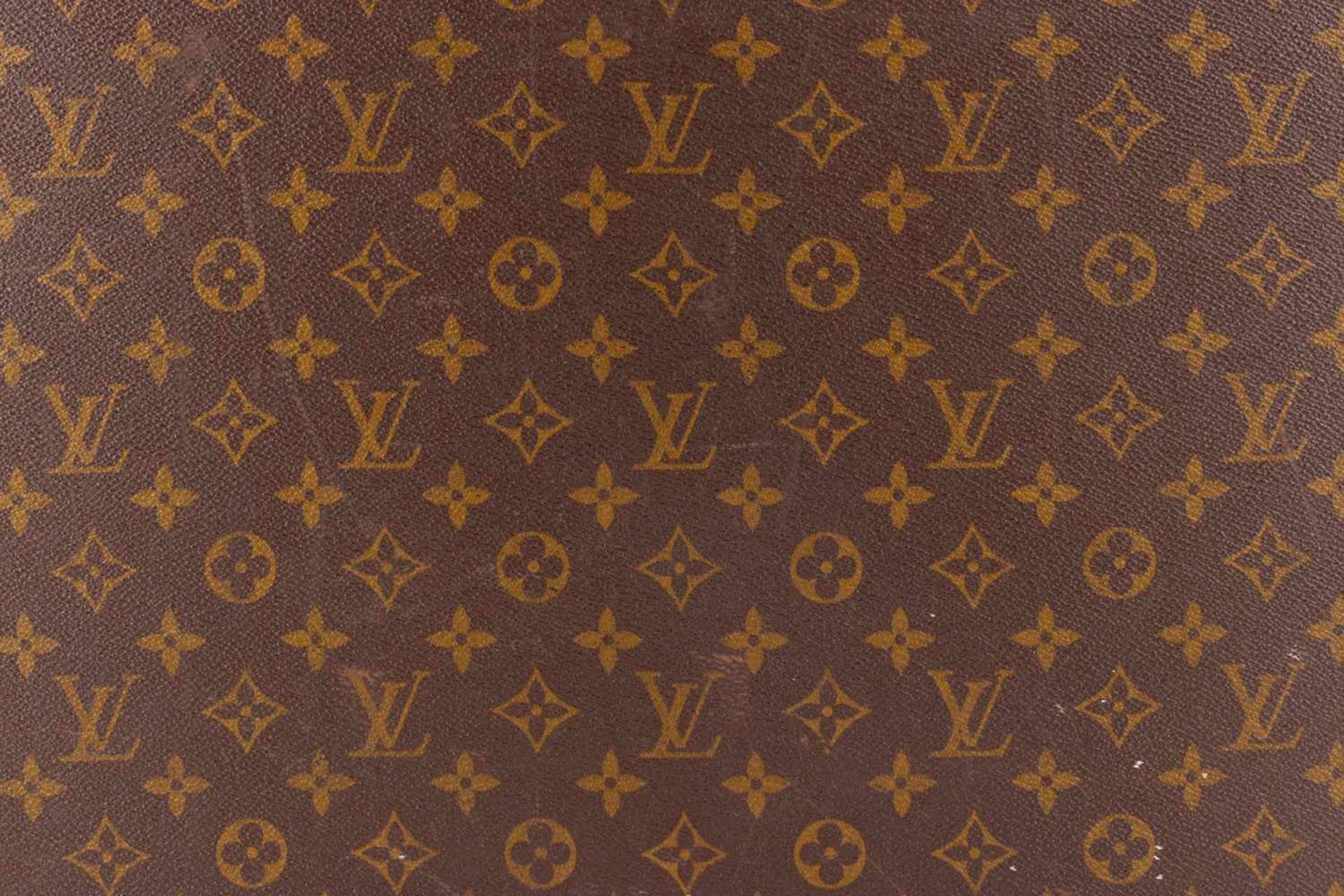 Kleiner Louis Vuitton Koffer, mit Ledergriff, 2 Schließen und Schloss, Gebrauchsspuren, Länge 43 cm- - Bild 2 aus 5