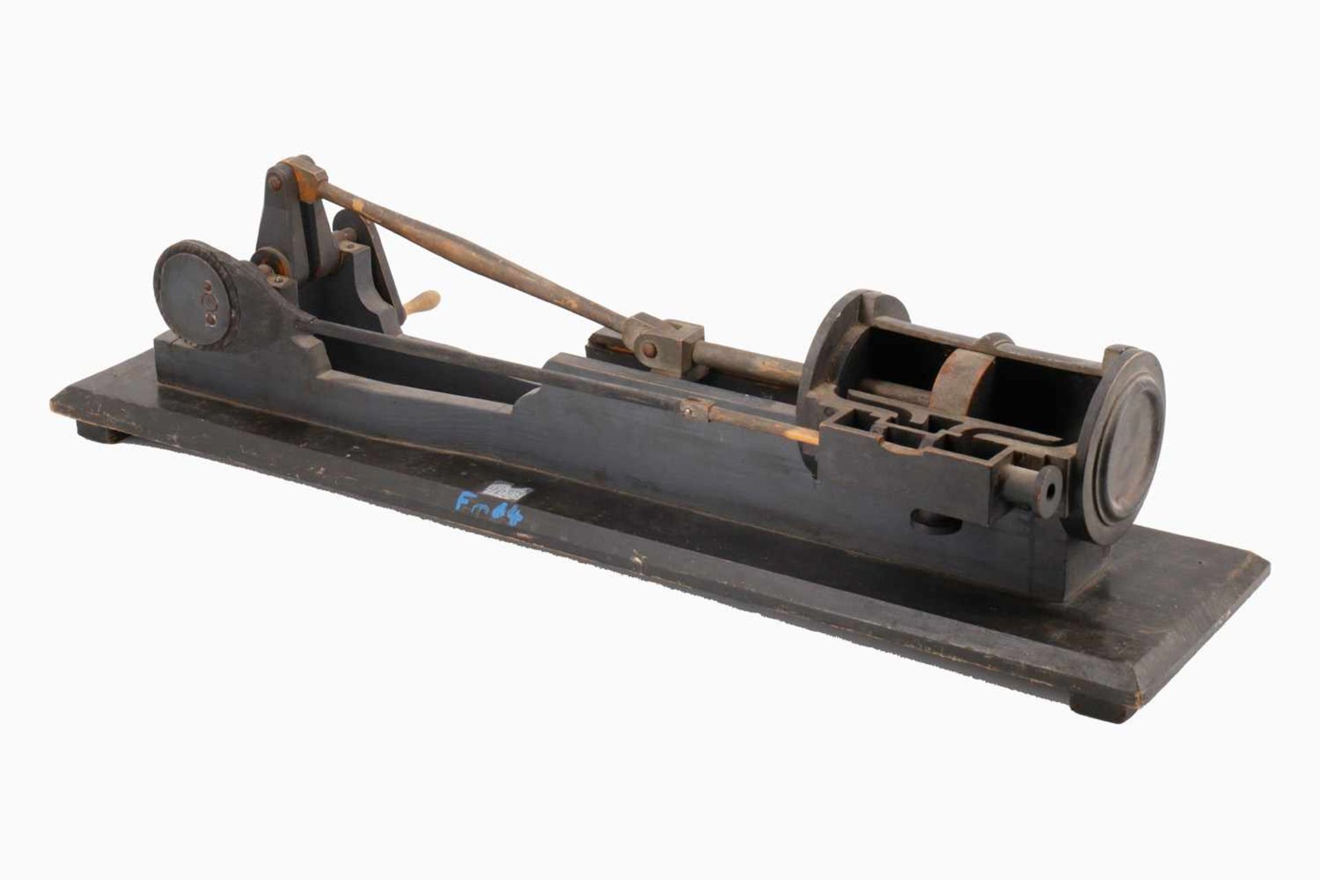 Schau- und Schnittmodell eines Dampfzylinders, Holz, auf Sockel, mit Handkurbel, Länge 70 cm- - -