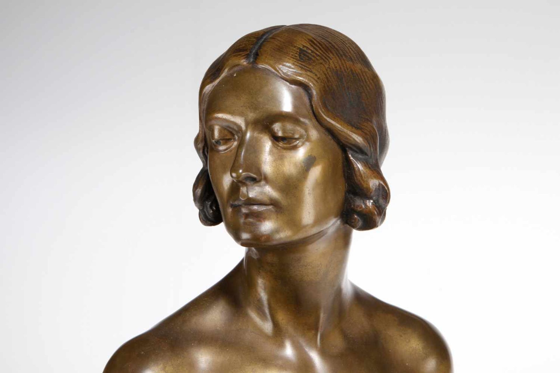 A. Eller, Bronzefigur, Mädchenakt um 1910, patiniert, auf Bodenplatte signiert, Marmorfundament, - Bild 2 aus 6