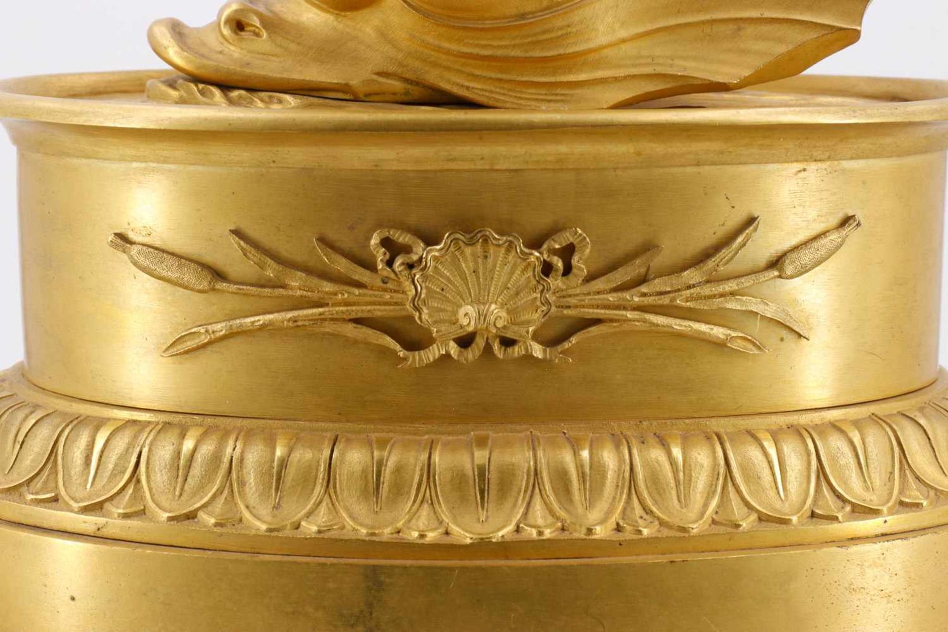 Kaminuhr Bronze, feuervergoldet, um 1850, als Delphin mit harfespielendem Putto, Geh- und Schlagwerk - Image 3 of 5