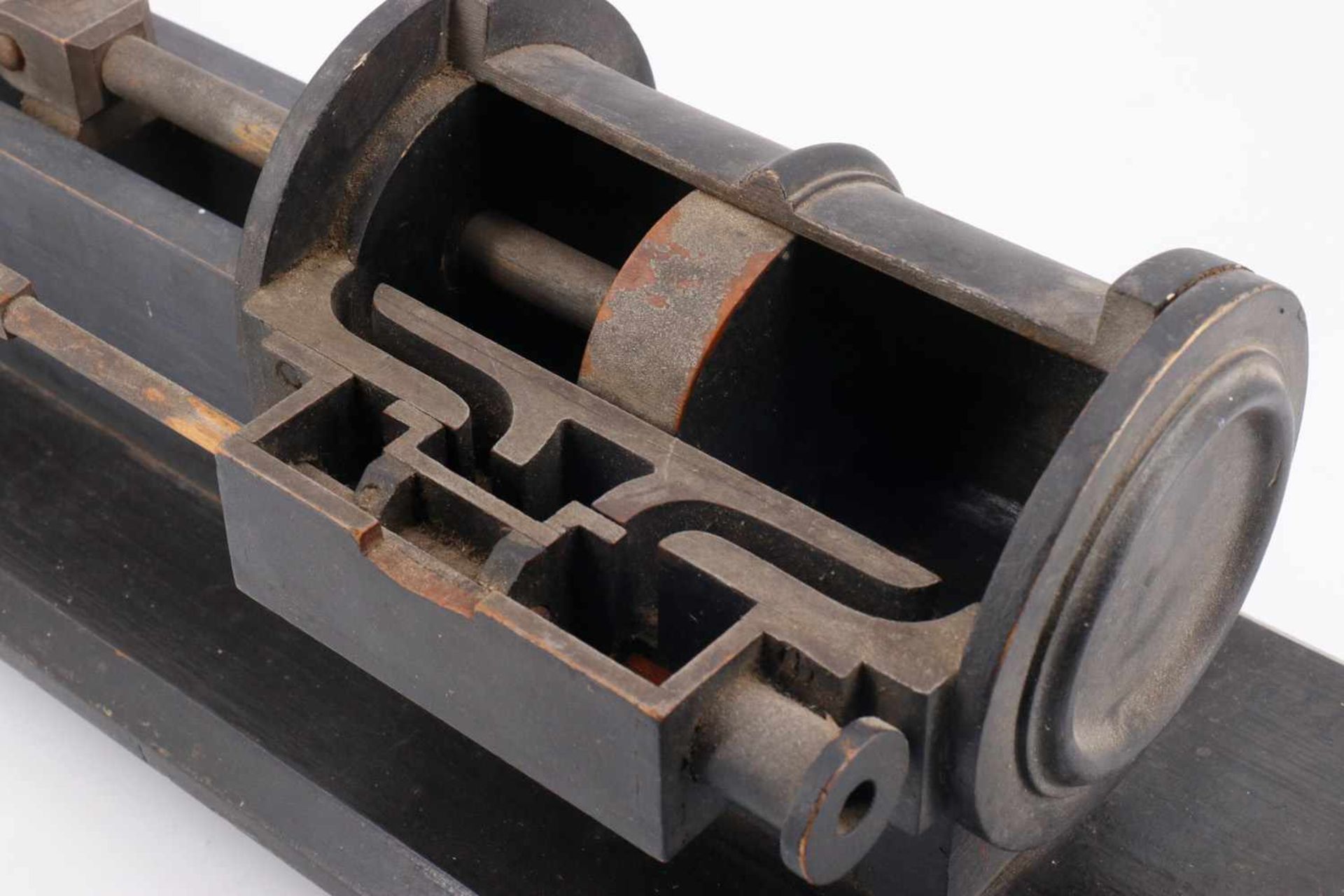 Schau- und Schnittmodell eines Dampfzylinders, Holz, auf Sockel, mit Handkurbel, Länge 70 cm- - - - Bild 2 aus 3