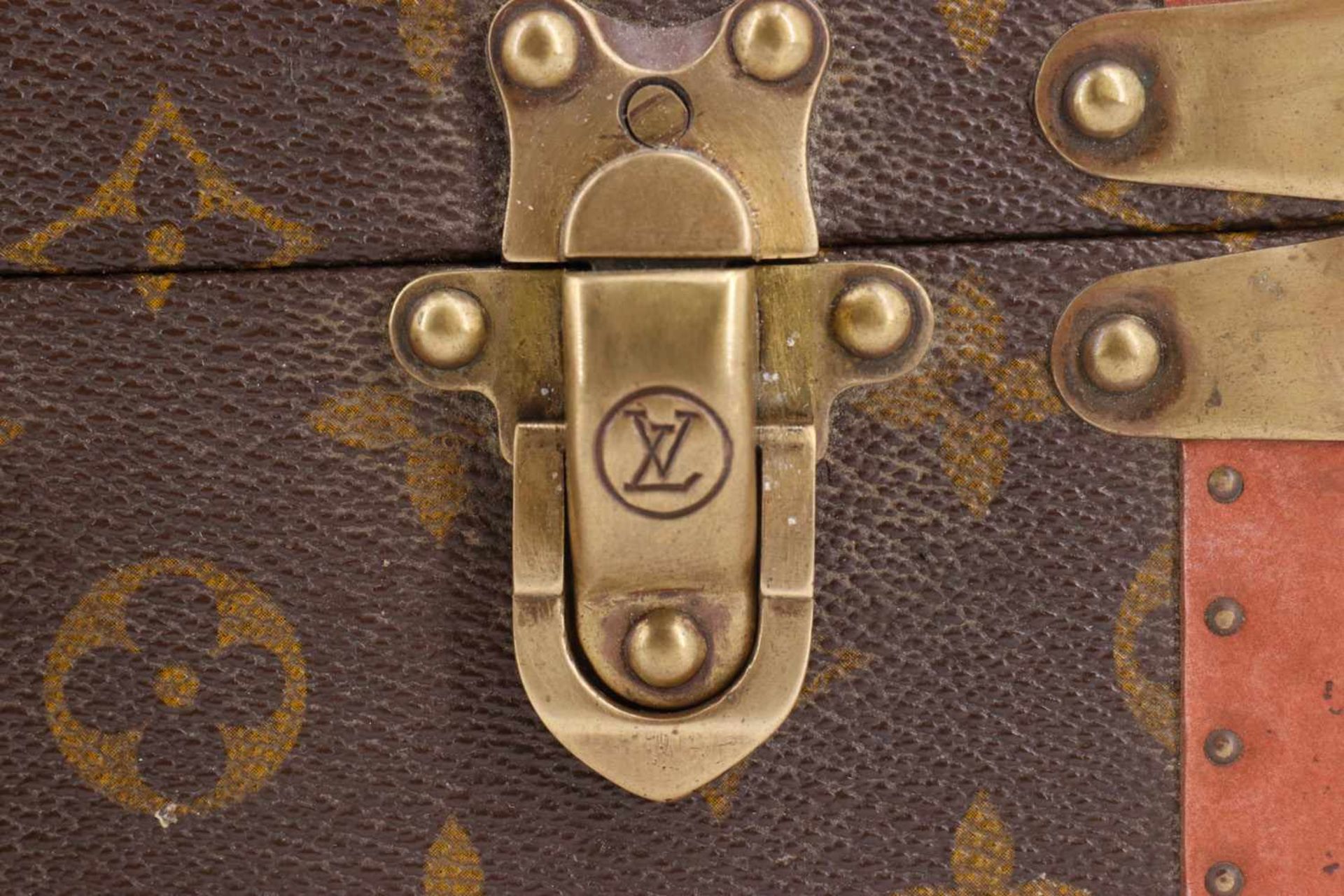 Kleiner Louis Vuitton Koffer, mit Ledergriff, 2 Schließen und Schloss, Gebrauchsspuren, Länge 43 cm- - Bild 4 aus 5