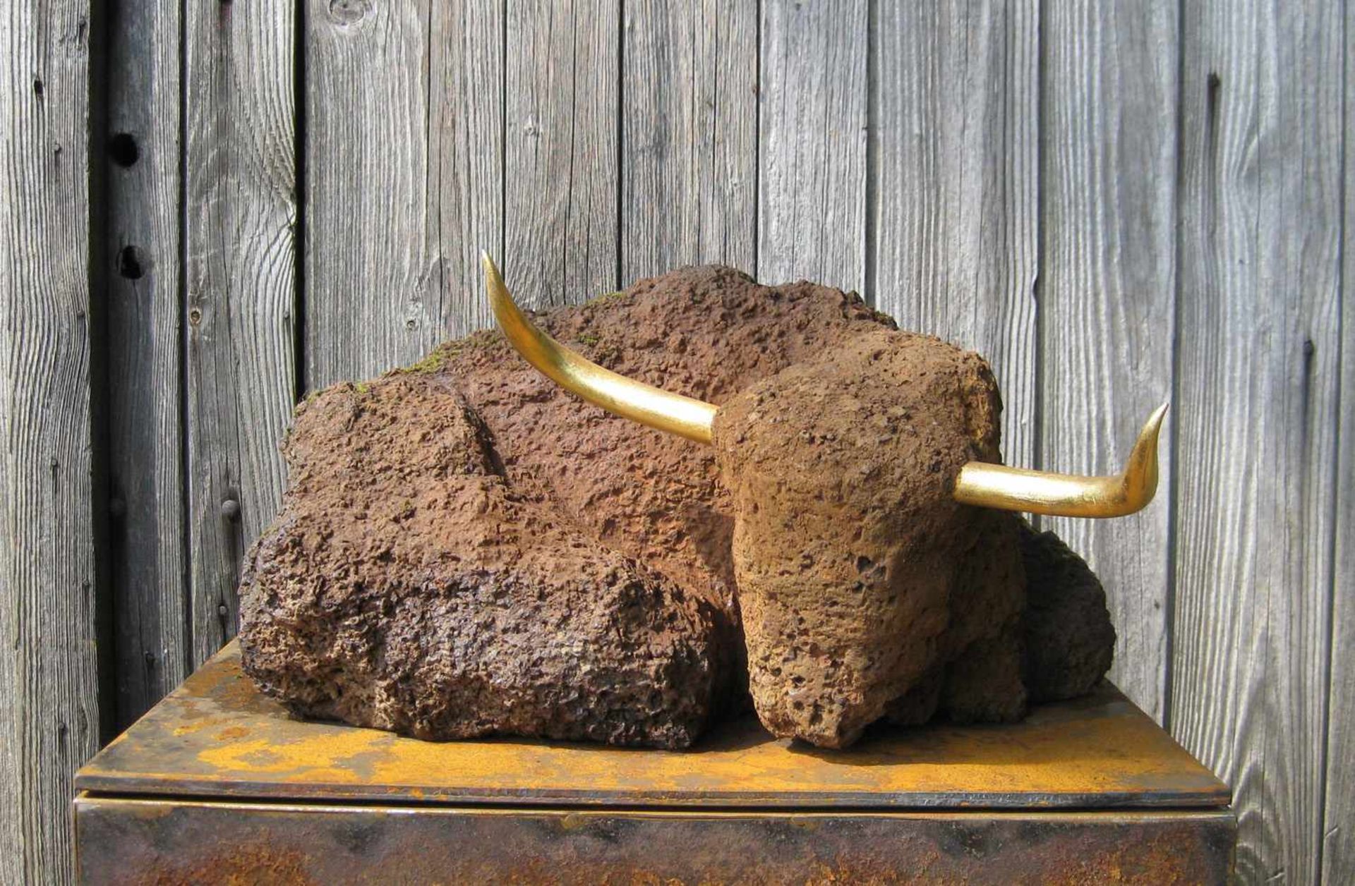 Tom Lehnigk, "Stier" Skulptur aus Raseneisenstein, Hörner handgeschmiedet und vergoldet 24 Karat,