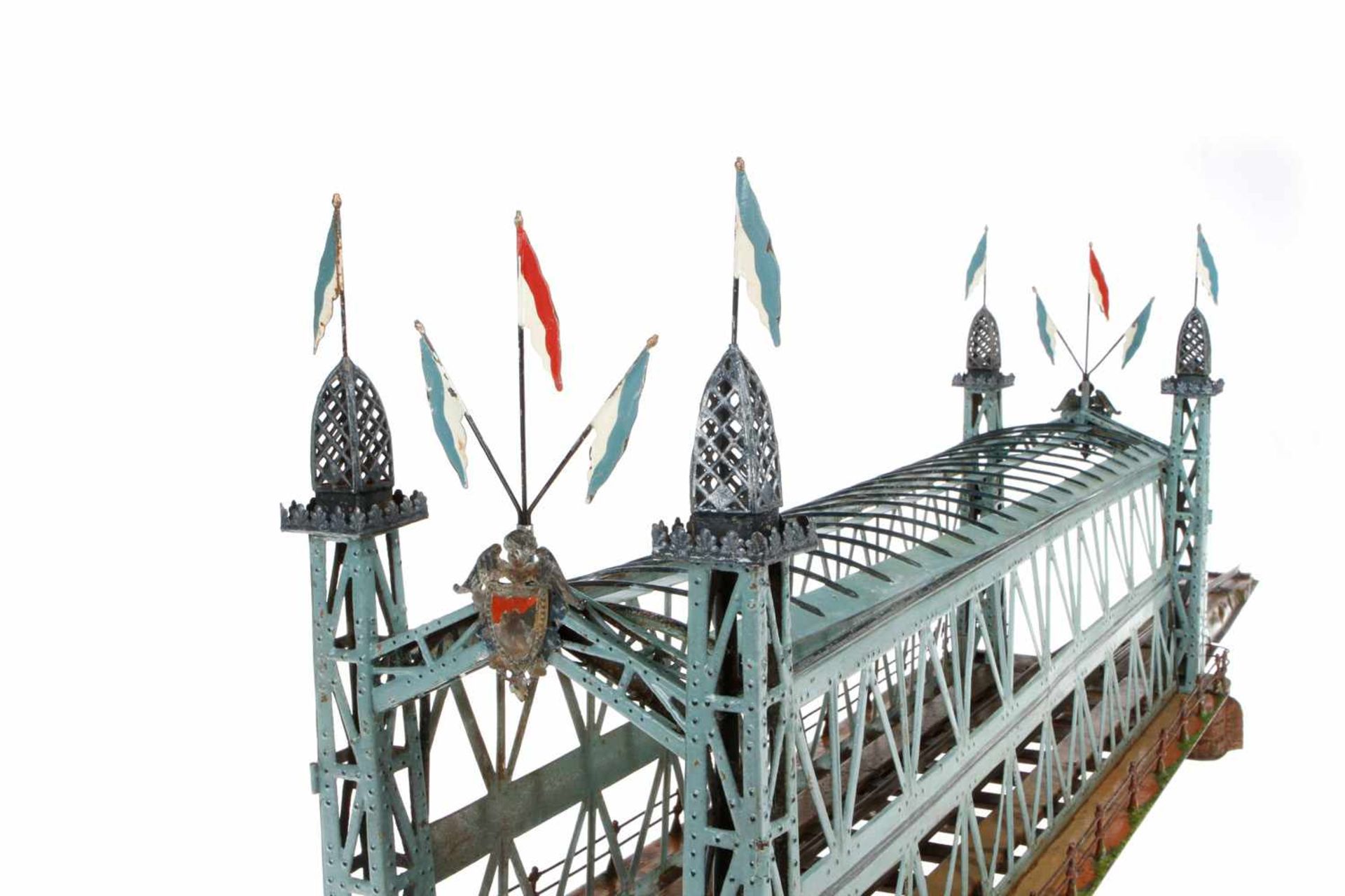 Märklin Kastenbrücke 2505/1, um 1909, handlackiert, mit Mittelteil, 2 Auffahrten mit Gittertorbögen, - Bild 8 aus 8