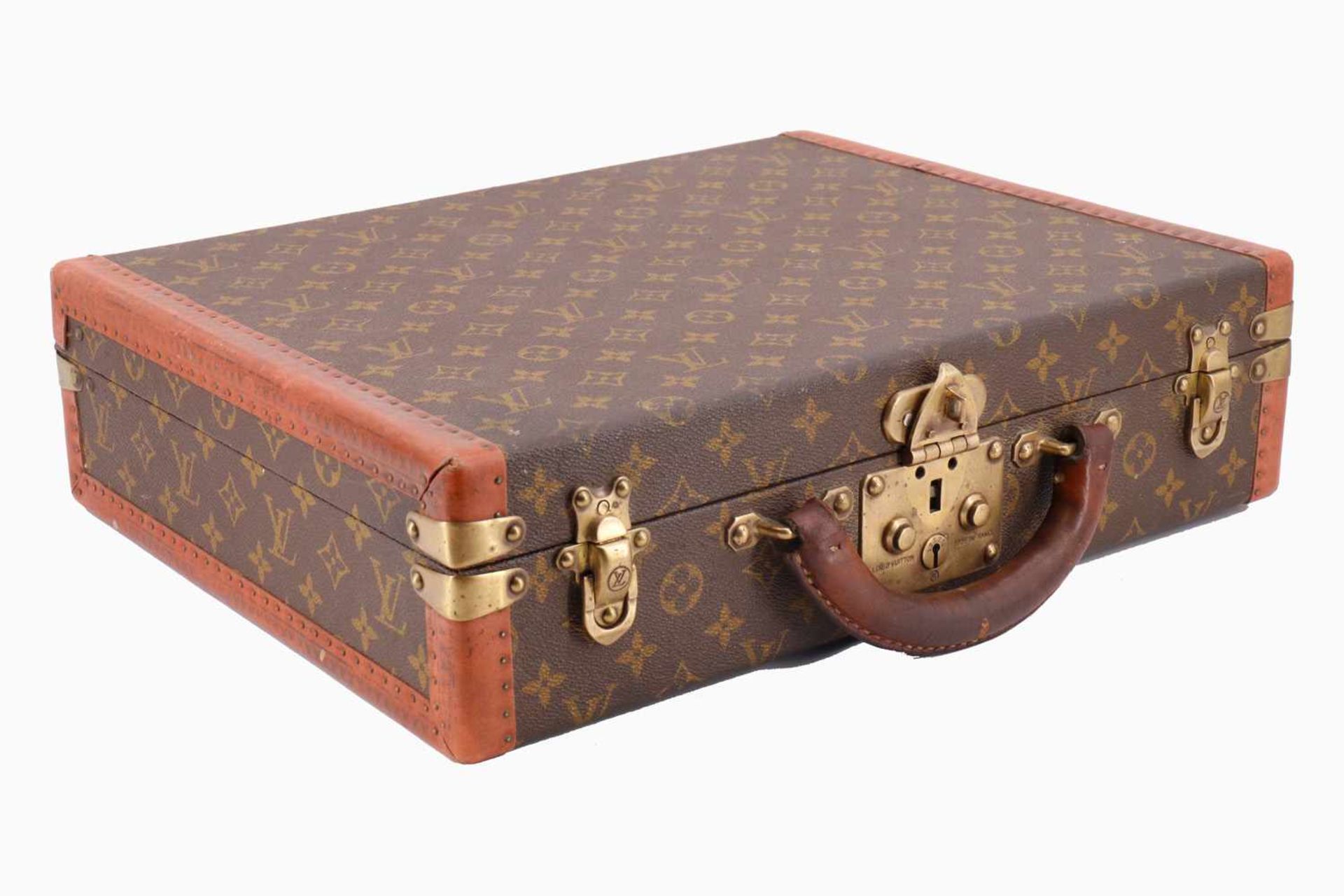 Kleiner Louis Vuitton Koffer, mit Ledergriff, 2 Schließen und Schloss, Gebrauchsspuren, Länge 43 cm-