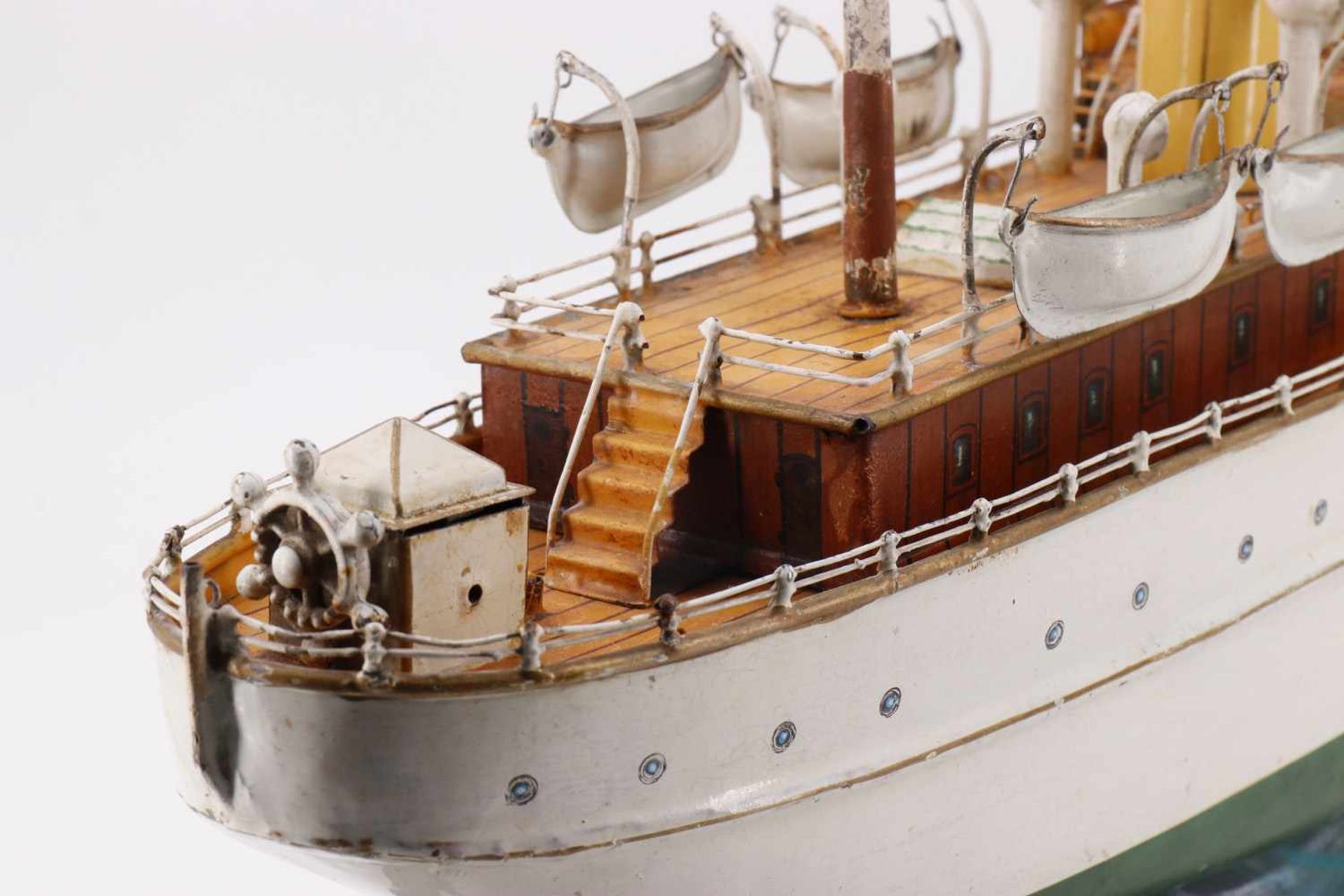 Märklin Yacht "Jolanda" 5064/62, handlackiert, Uhrwerk intakt, Vordach ergänzt, auf neuem Schlitten, - Bild 4 aus 6