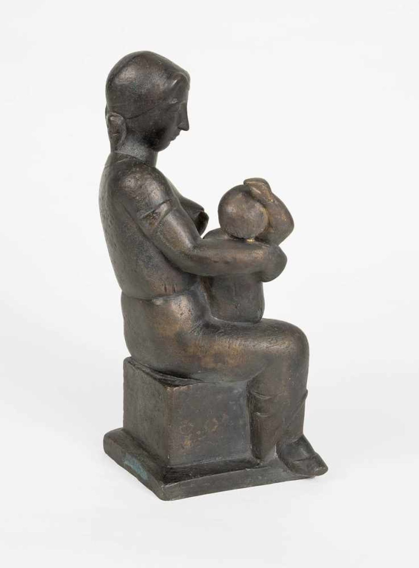 Roeder, Emy(Würzburg 1890 - 1971 Mainz)Sitzende Mutter mit Kind. Bronze mit schwarzbrauner Patina. - Bild 3 aus 4