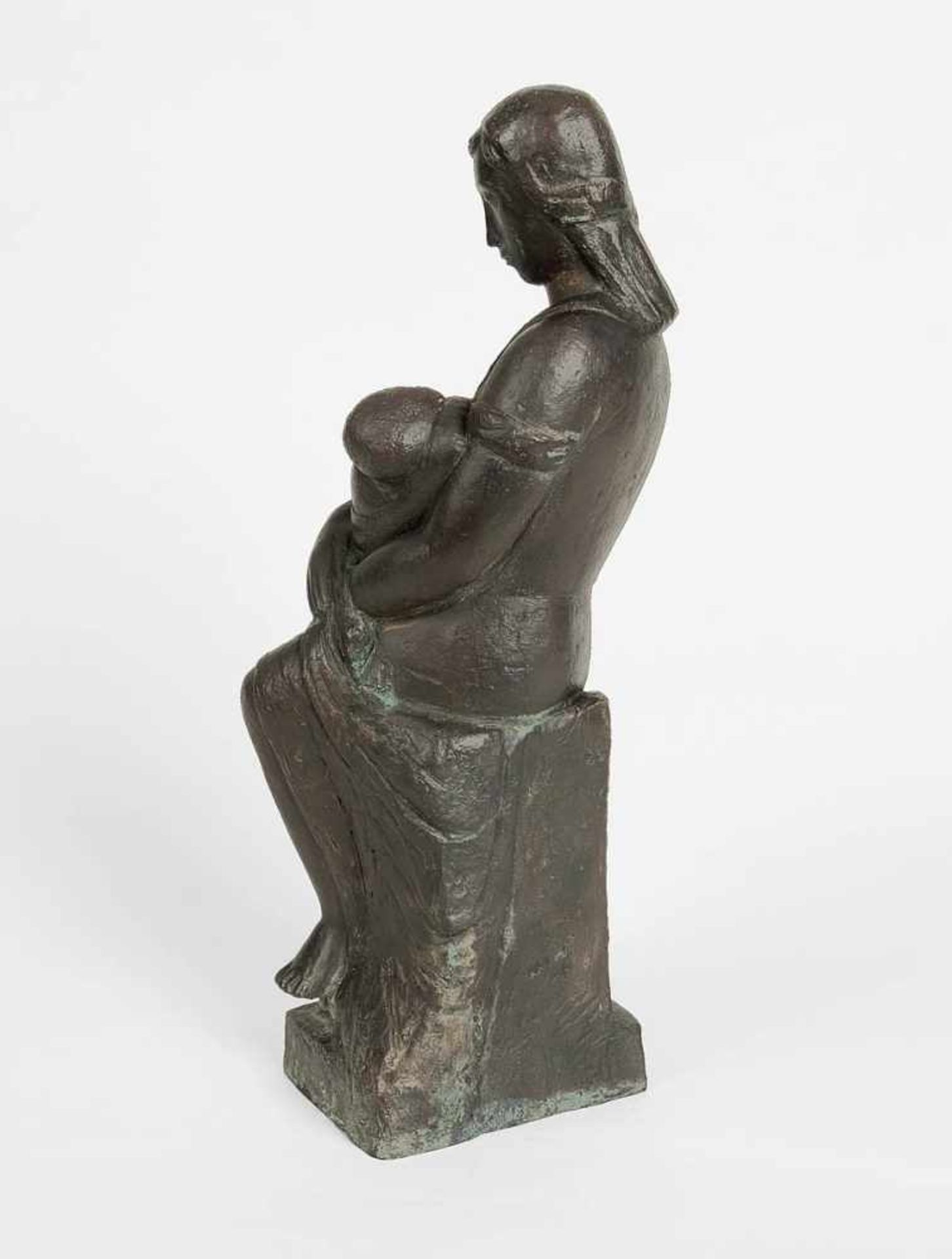 Roeder, Emy(Würzburg 1890 - 1971 Mainz)Mutter mit Kind. Bronze mit schwarzbrauner Patina. 1943. 39,5 - Bild 3 aus 3