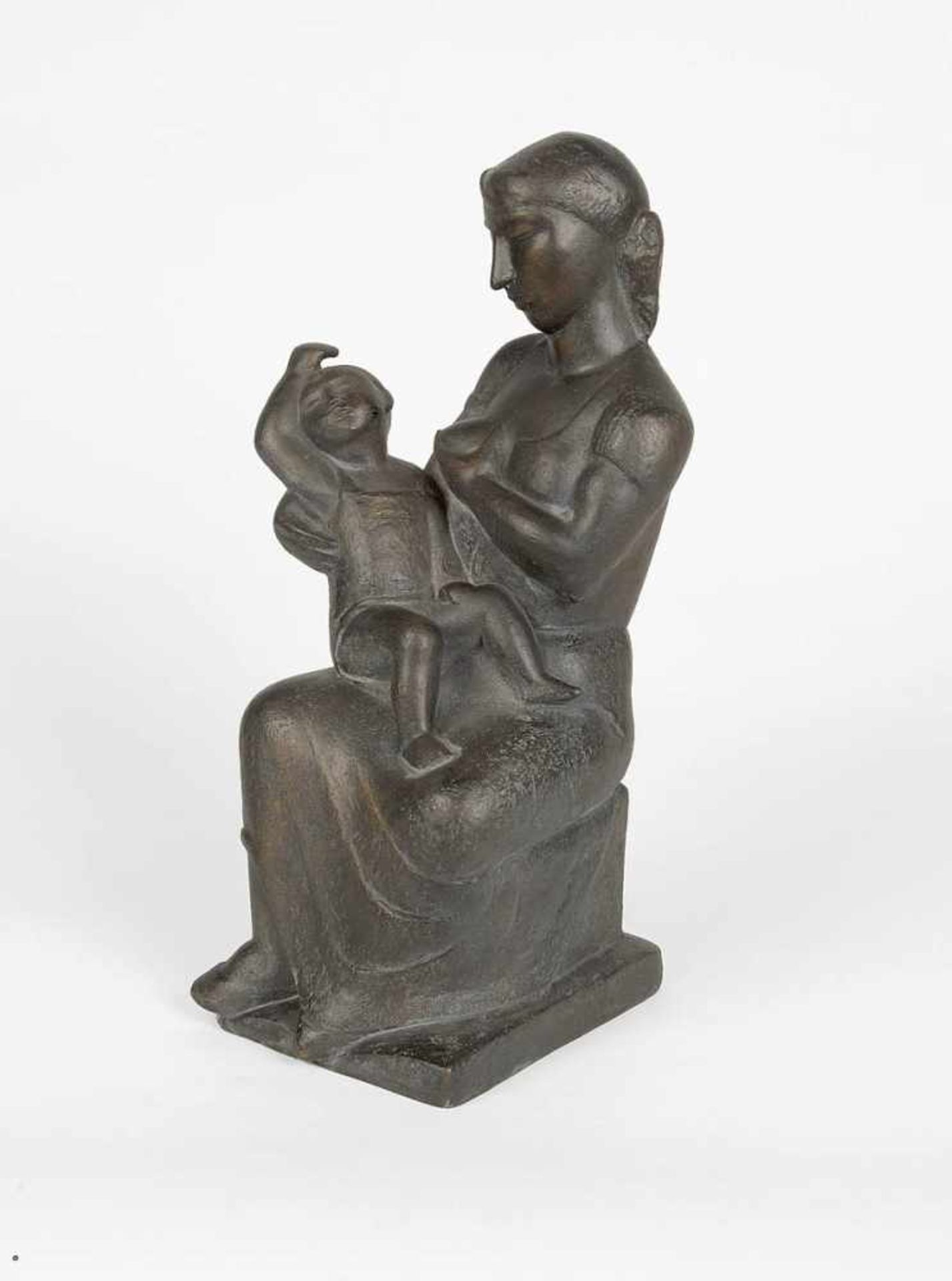 Roeder, Emy(Würzburg 1890 - 1971 Mainz)Sitzende Mutter mit Kind. Bronze mit schwarzbrauner Patina. - Bild 4 aus 4