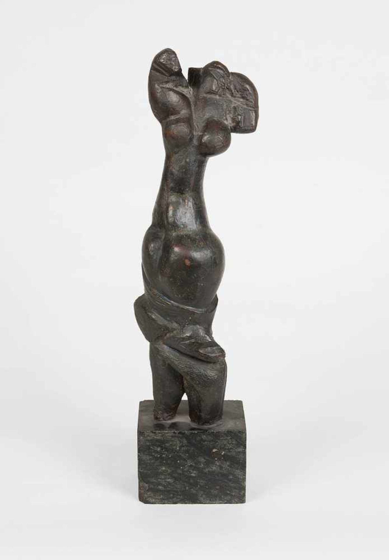 Szymanski, Rolf(Leipzig 1928 - 2013 Berlin)Stehende weibliche Figur. Bronze mit schwarzbrauner
