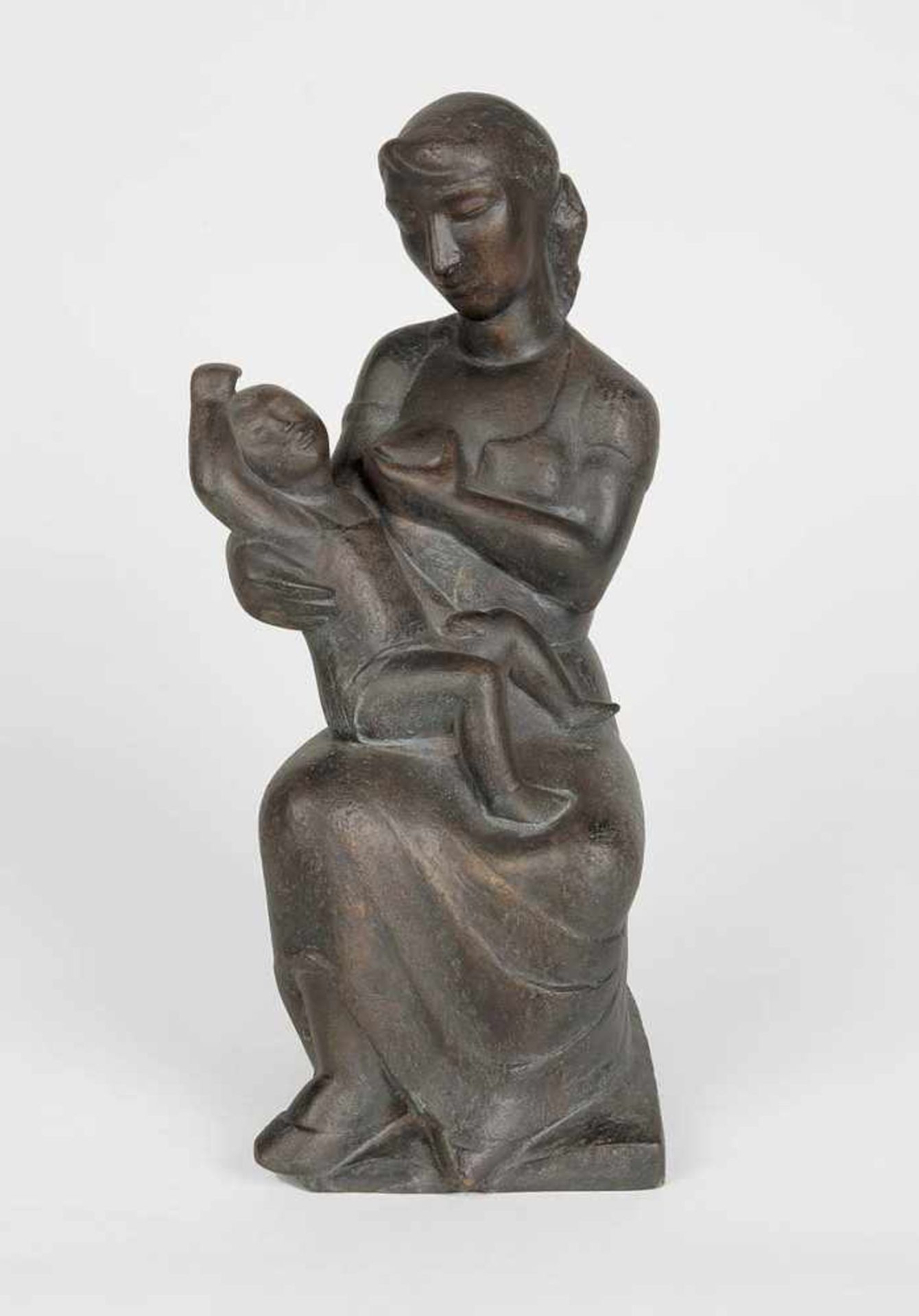 Roeder, Emy(Würzburg 1890 - 1971 Mainz)Sitzende Mutter mit Kind. Bronze mit schwarzbrauner Patina.