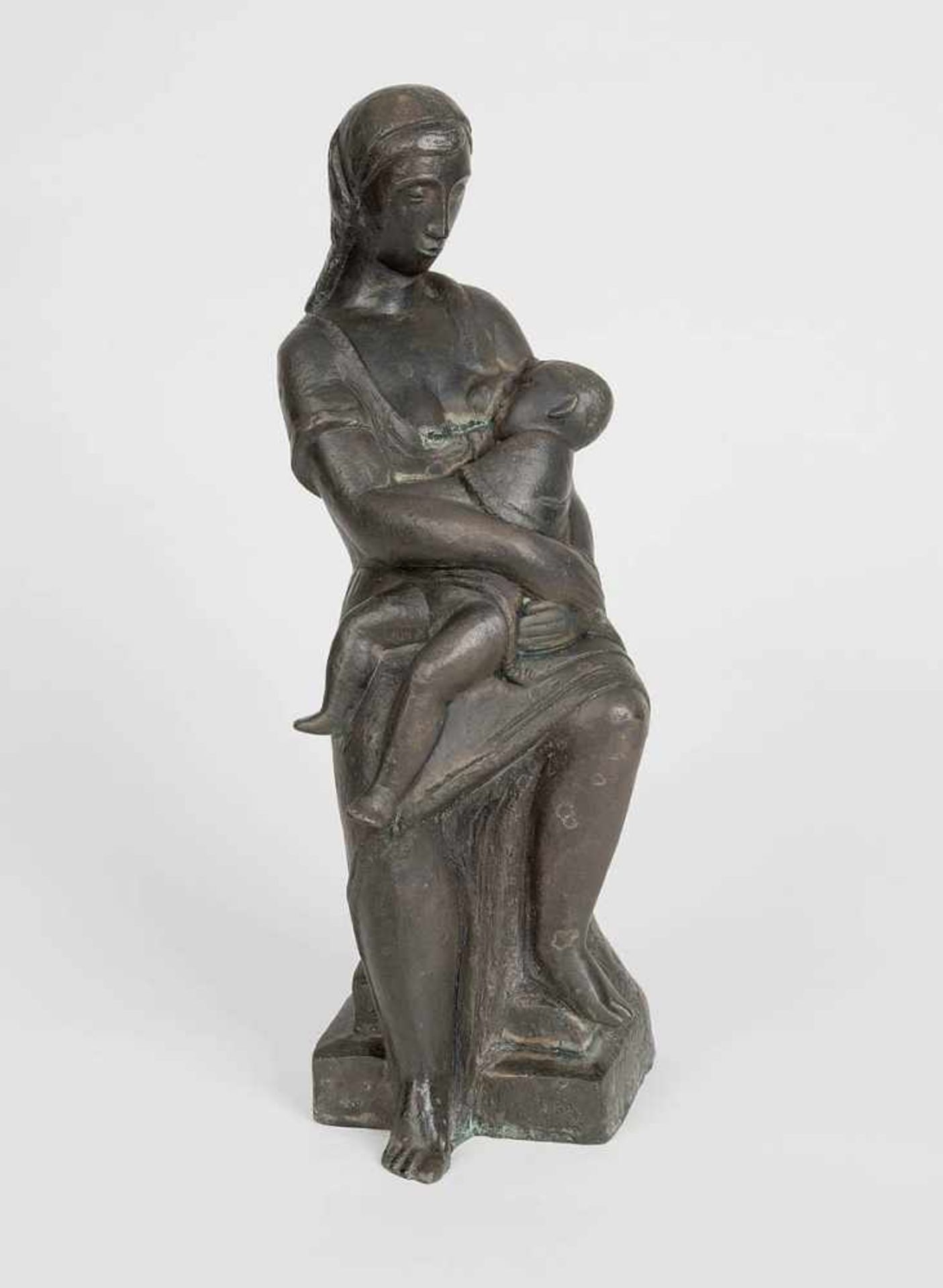 Roeder, Emy(Würzburg 1890 - 1971 Mainz)Mutter mit Kind. Bronze mit schwarzbrauner Patina. 1943. 39,5