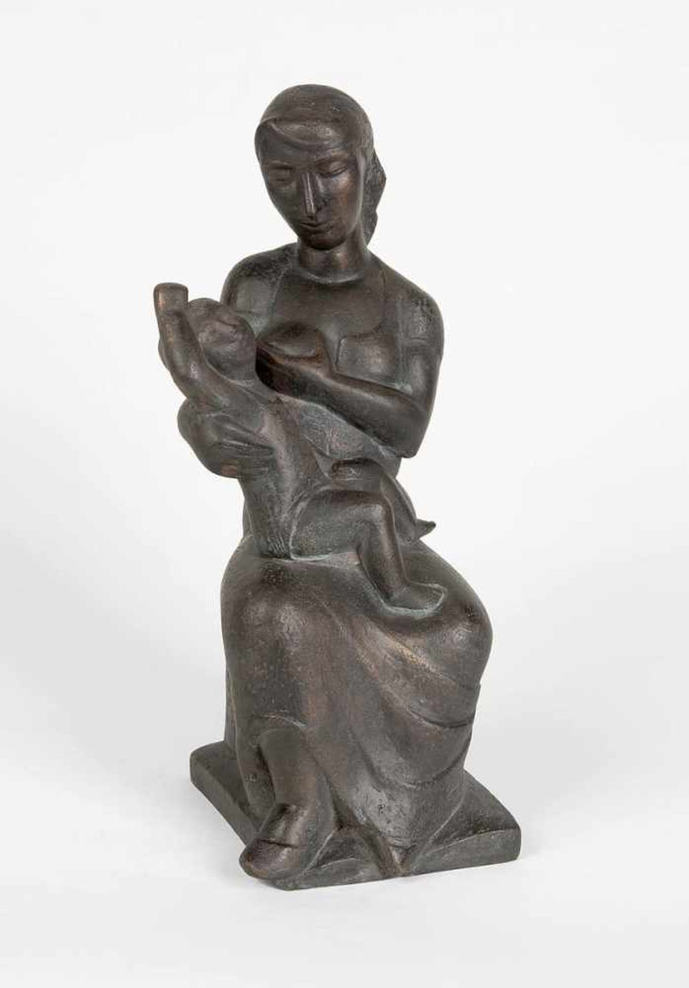 Roeder, Emy(Würzburg 1890 - 1971 Mainz)Sitzende Mutter mit Kind. Bronze mit schwarzbrauner Patina. - Bild 2 aus 4