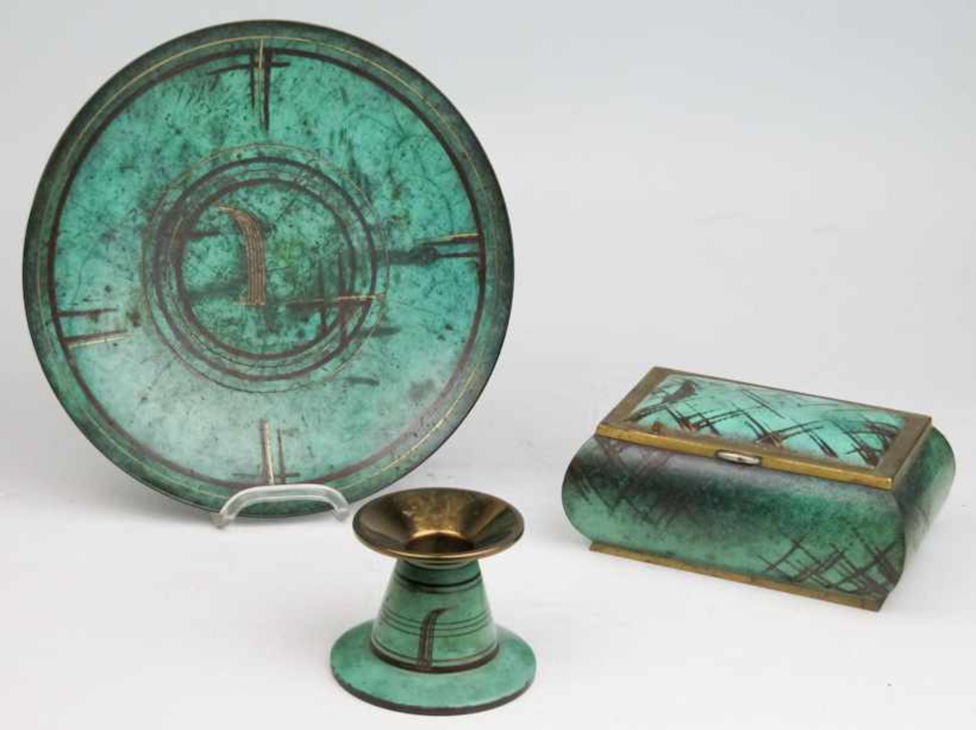 WMF-Ikora-Teller und kleiner TischleuchterMessing, grün patiniert. Art-Deco-Liniendekor. D. 22