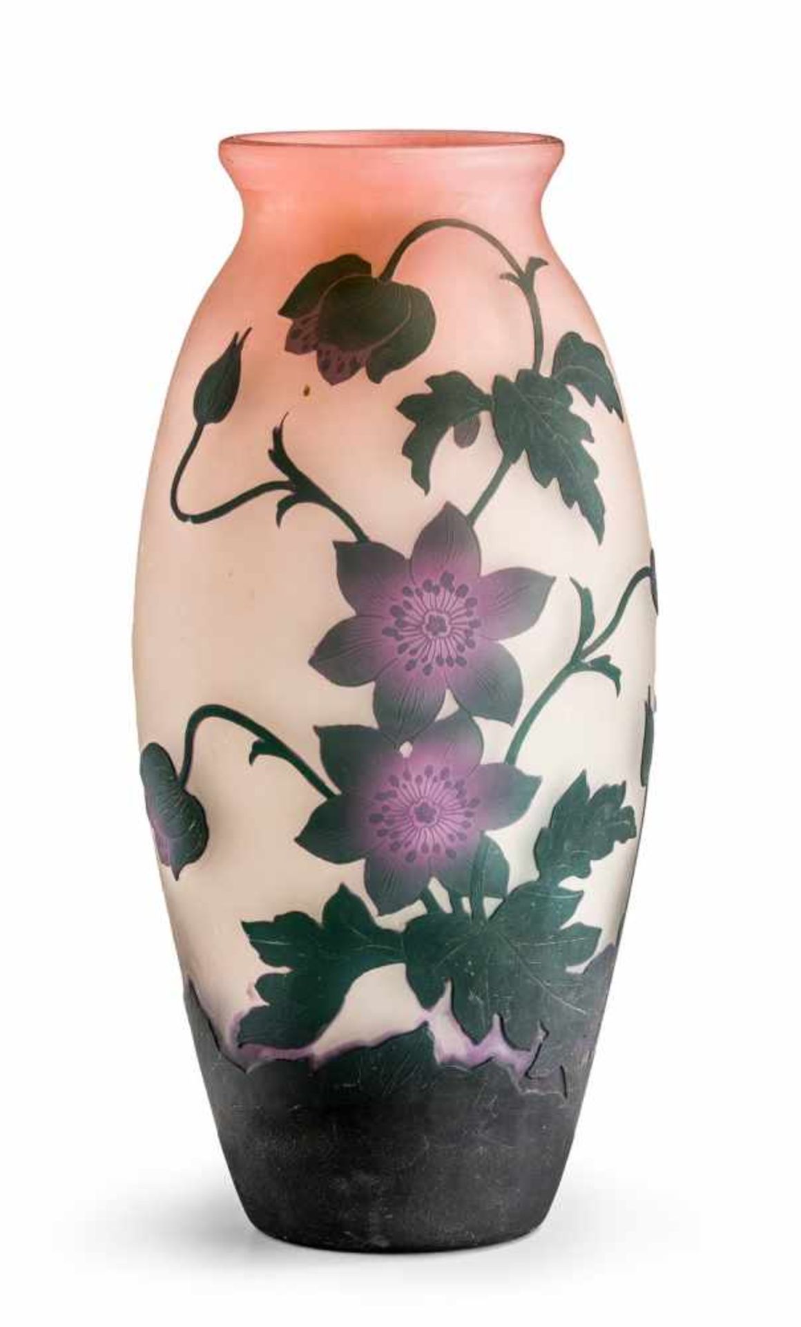 Vase mit AnemonenLausitzer Glaswerke, Weißwasser, um 1925Farbloses, partiell rosafarben