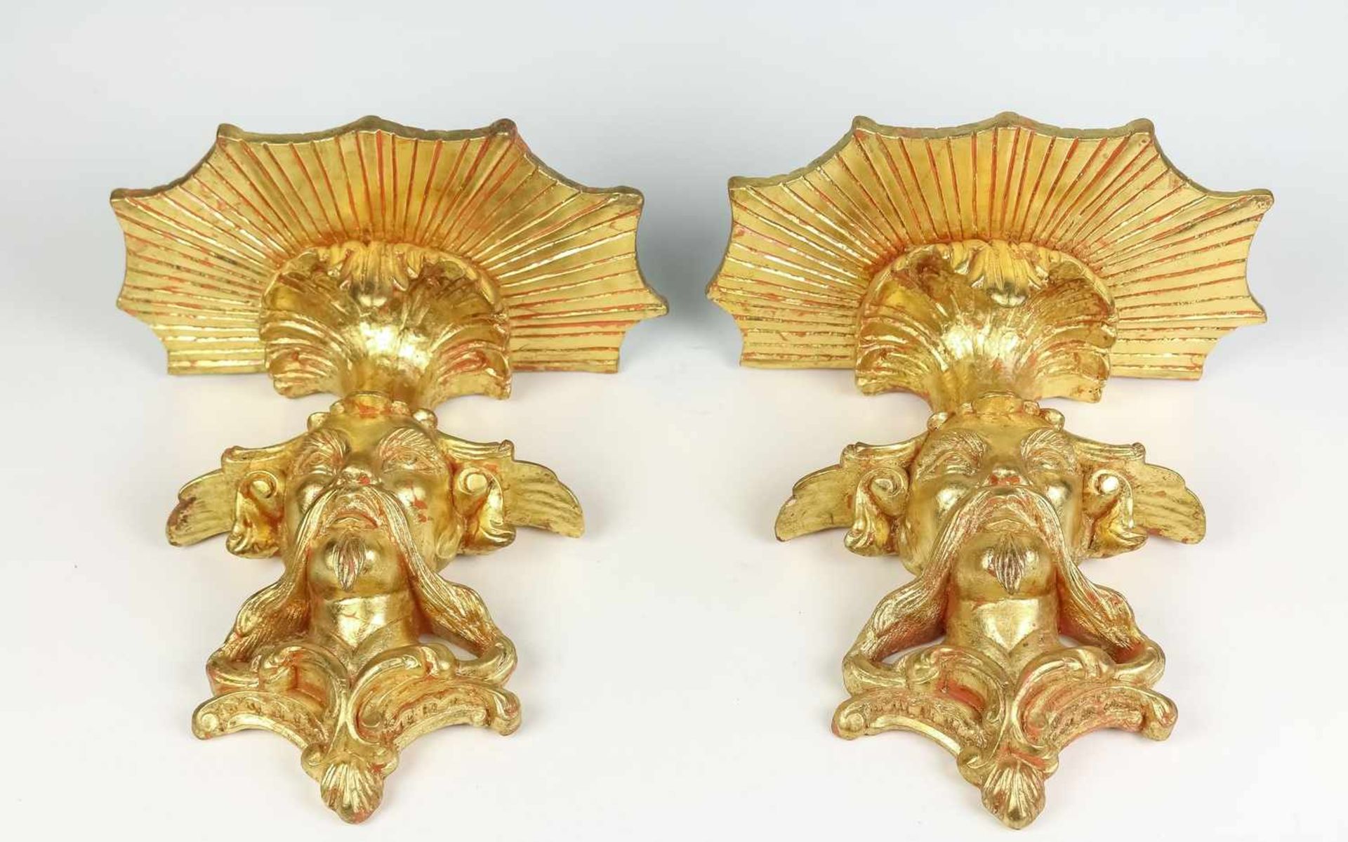 Zwei chinoirisierende Figurenkonsolen im Stil von J. B. Pillement20. Jh.Gelbroter Ton, vergoldet.