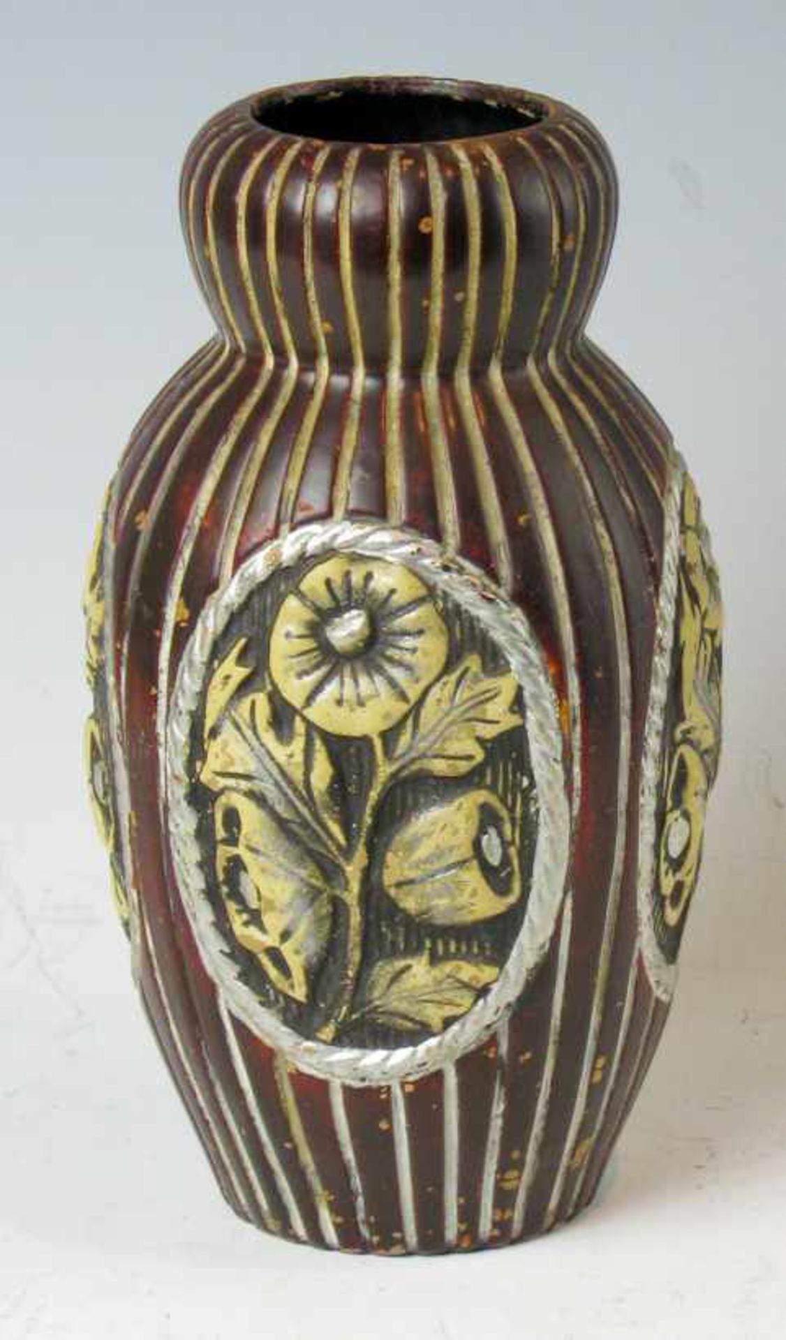 VaseSteinzeug. Gerippte Kalebassenform mit ovalen Reliefblütenmedaillons. Braun bemalt. Modellnr.