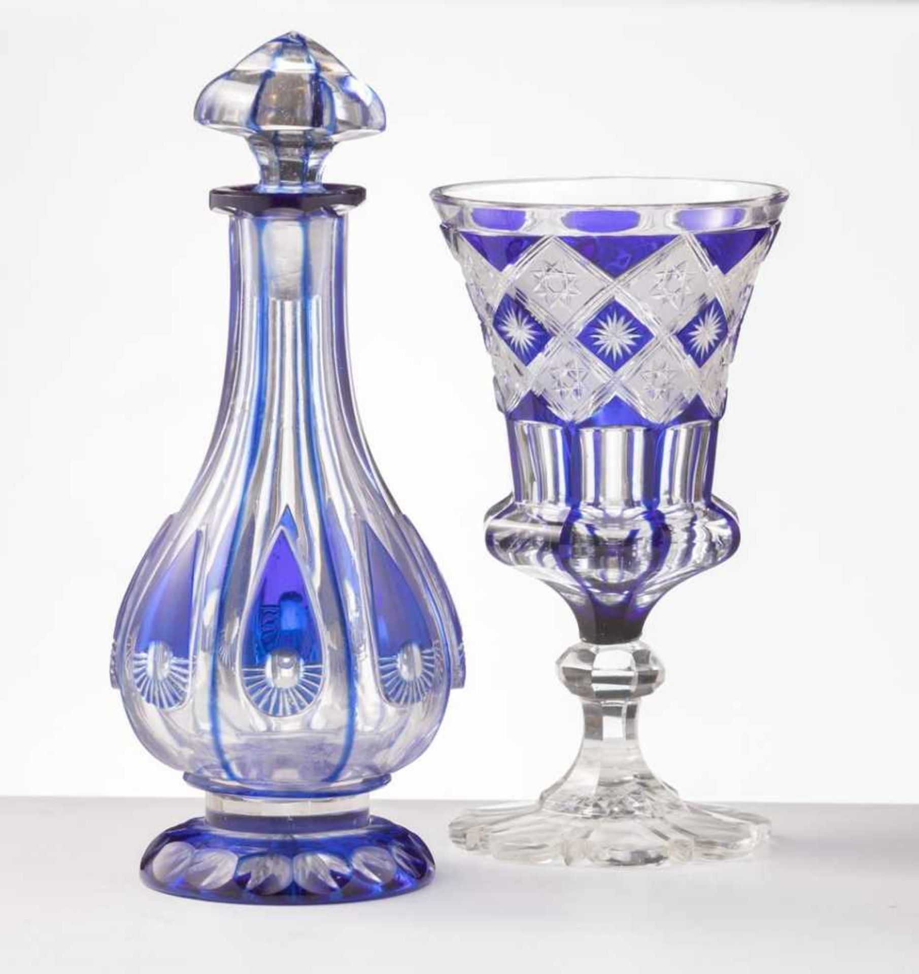 Flakon mit Stöpsel und Pokal19. Jh. und um 1925Blau überfangenes Glas, geschliffen mit