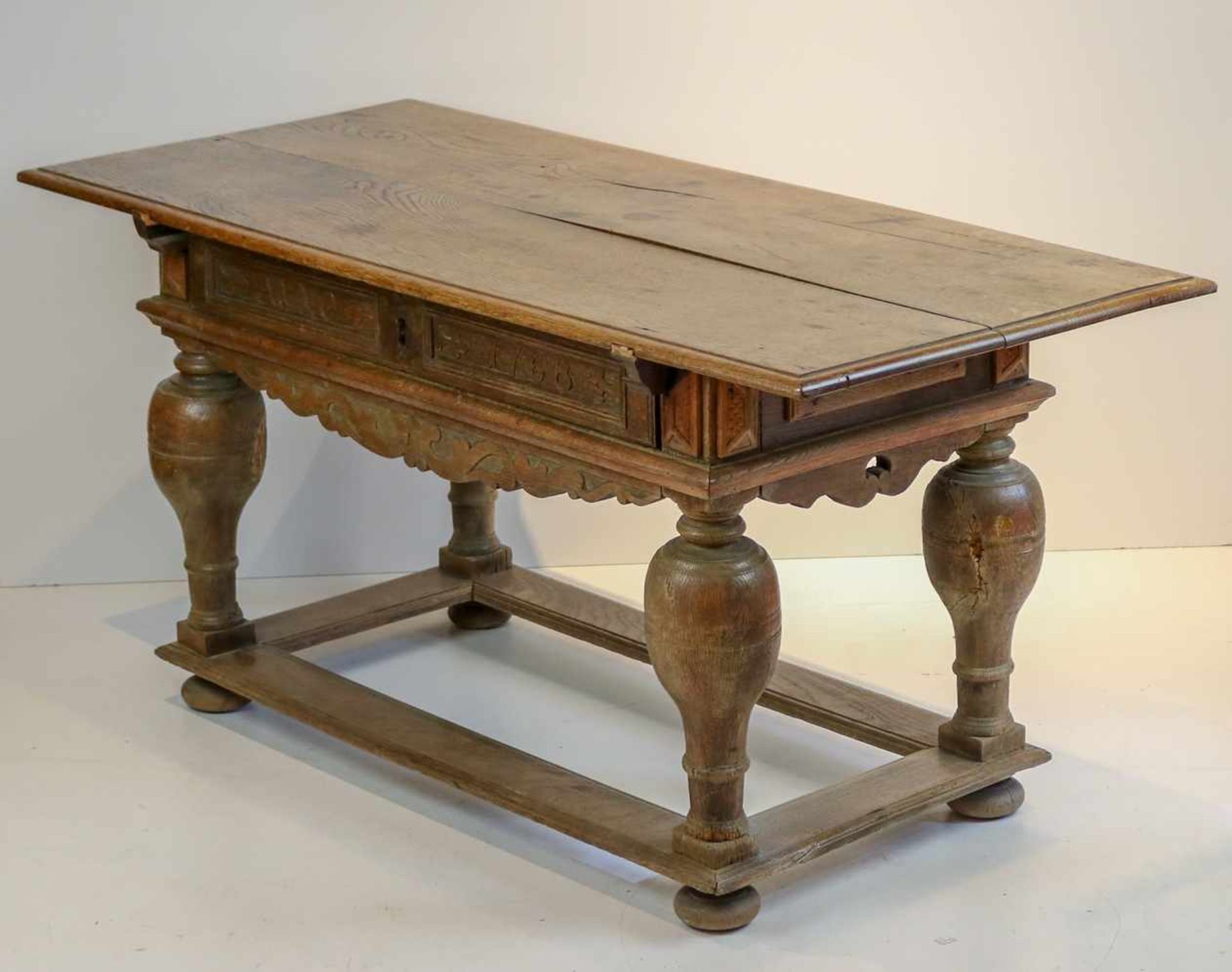 Barocker Tisch Norddeutsch, 18. Jh. Eiche. Rechteckige überstehende profilierte Platte. Bogig