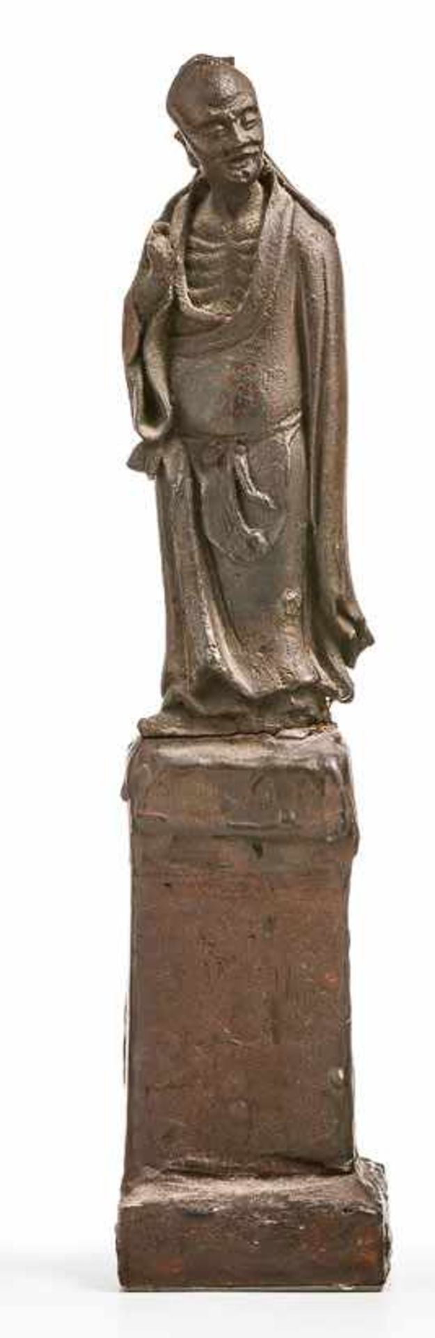 Stehender Sennin m. erhobener rechter HandChina, 17. Jh.Bronze, dunkel patiniert. H. 15,5 cm. Auf