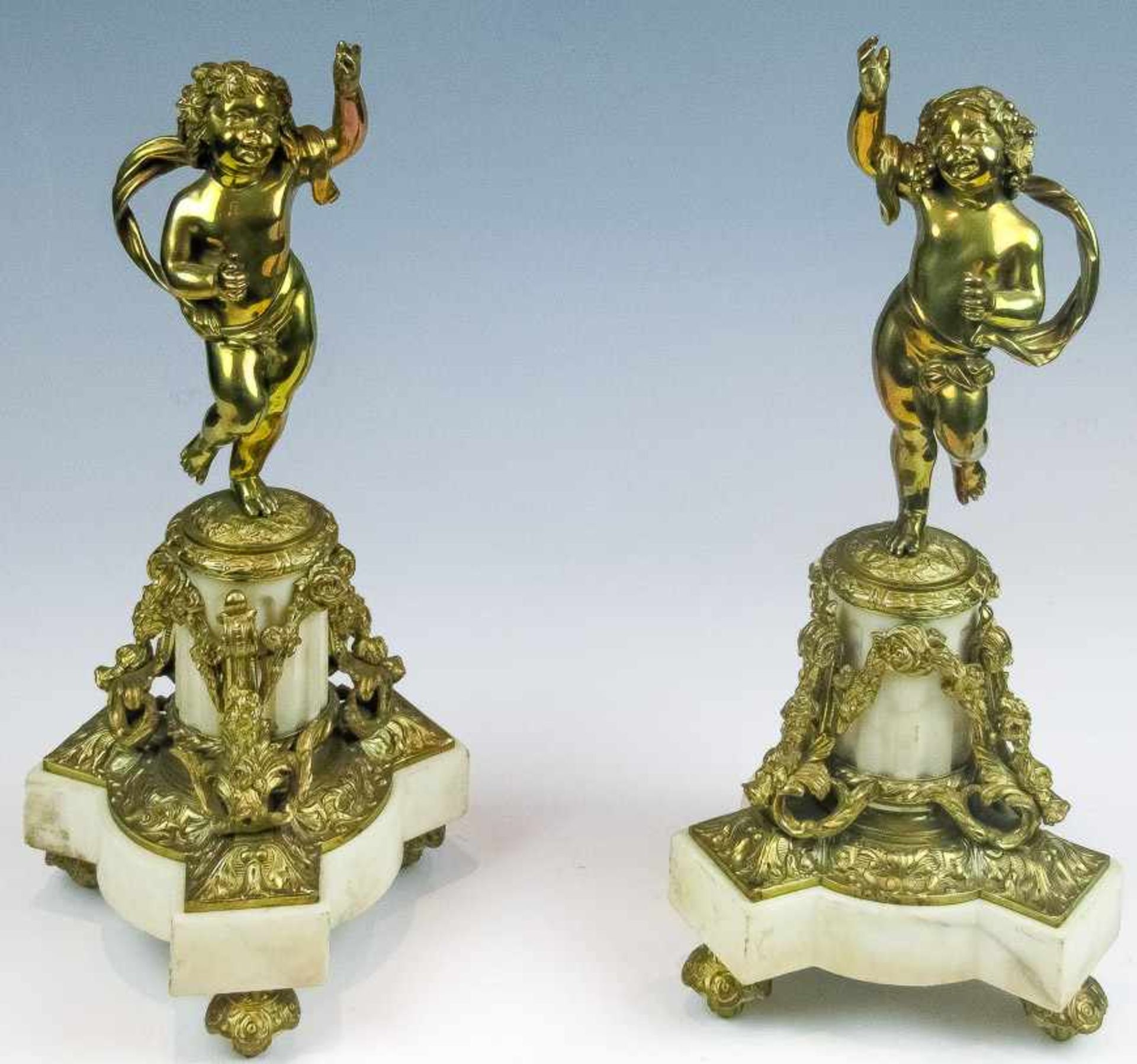Ein Paar Bacchanten-Leuchter einer Kamingarnitur im Louis-XVI-StilAlabaster und Messing,