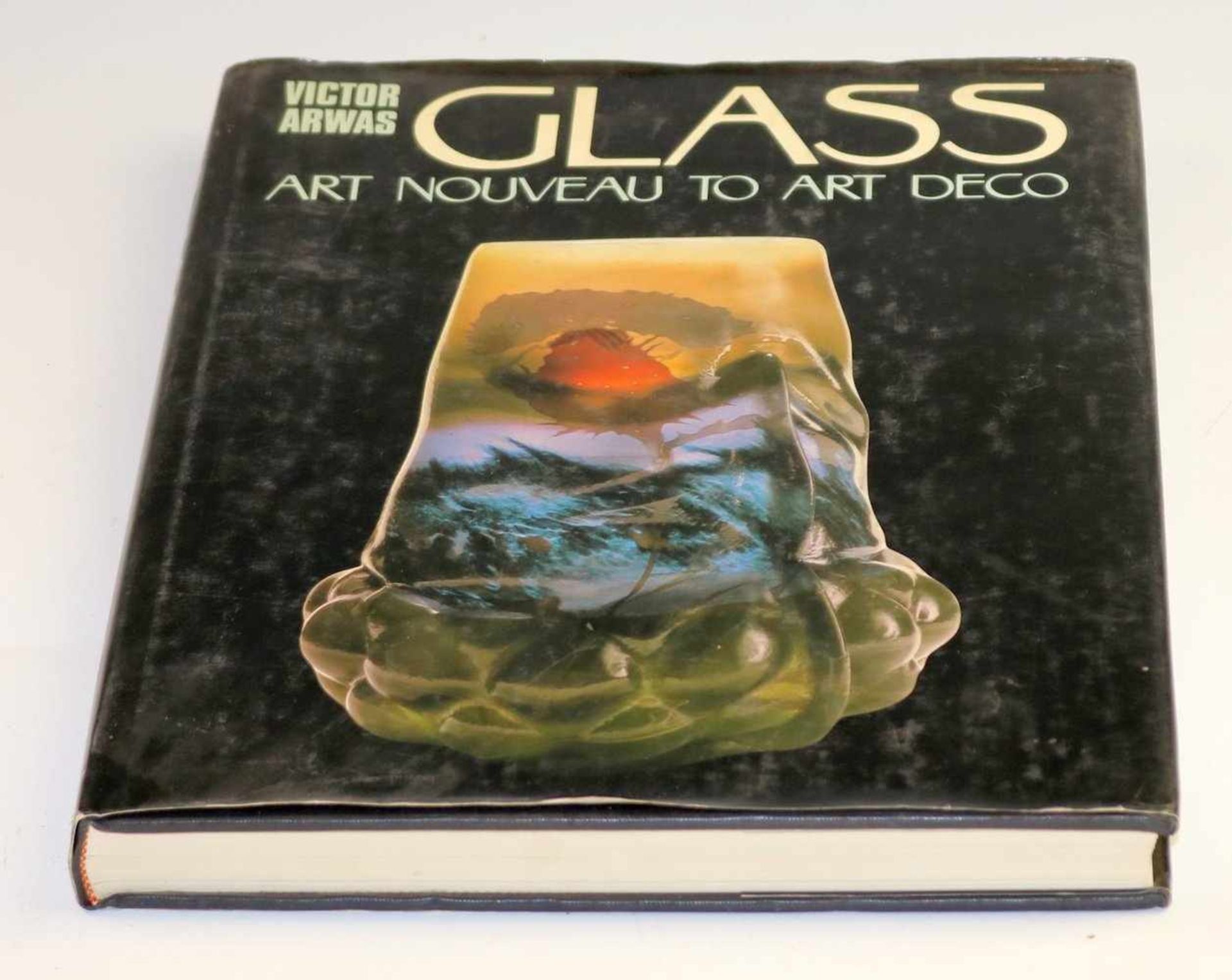Arwas, VictorGlassArt Nouveau to Art Deco. Verl. Academy Editions, London 1980 (2. Aufl.). 256 S.
