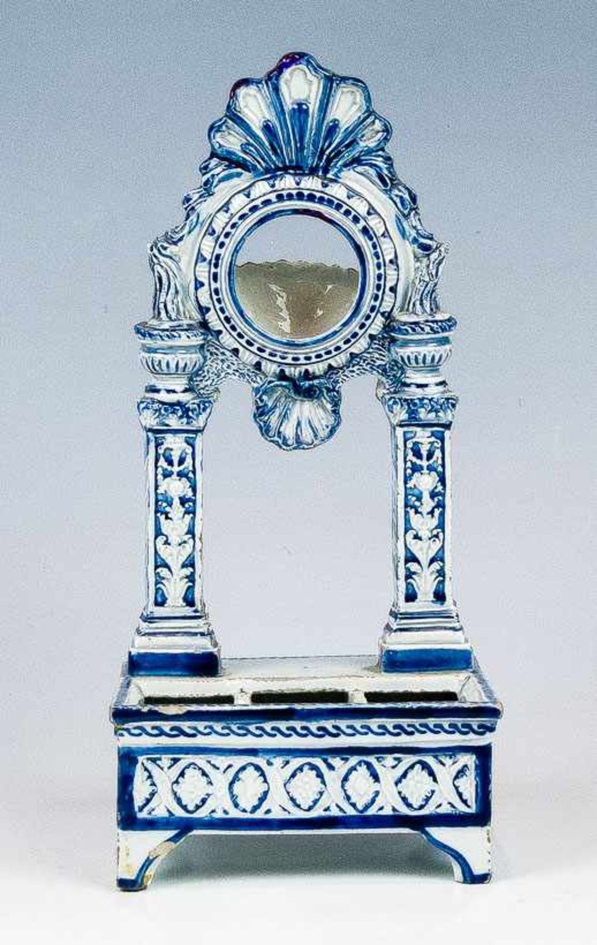 Uhrenhalterung19. Jh.Fayence. Weiße Glasur, Bemalung in Blau. In Form einer Renaissance-Ädikula