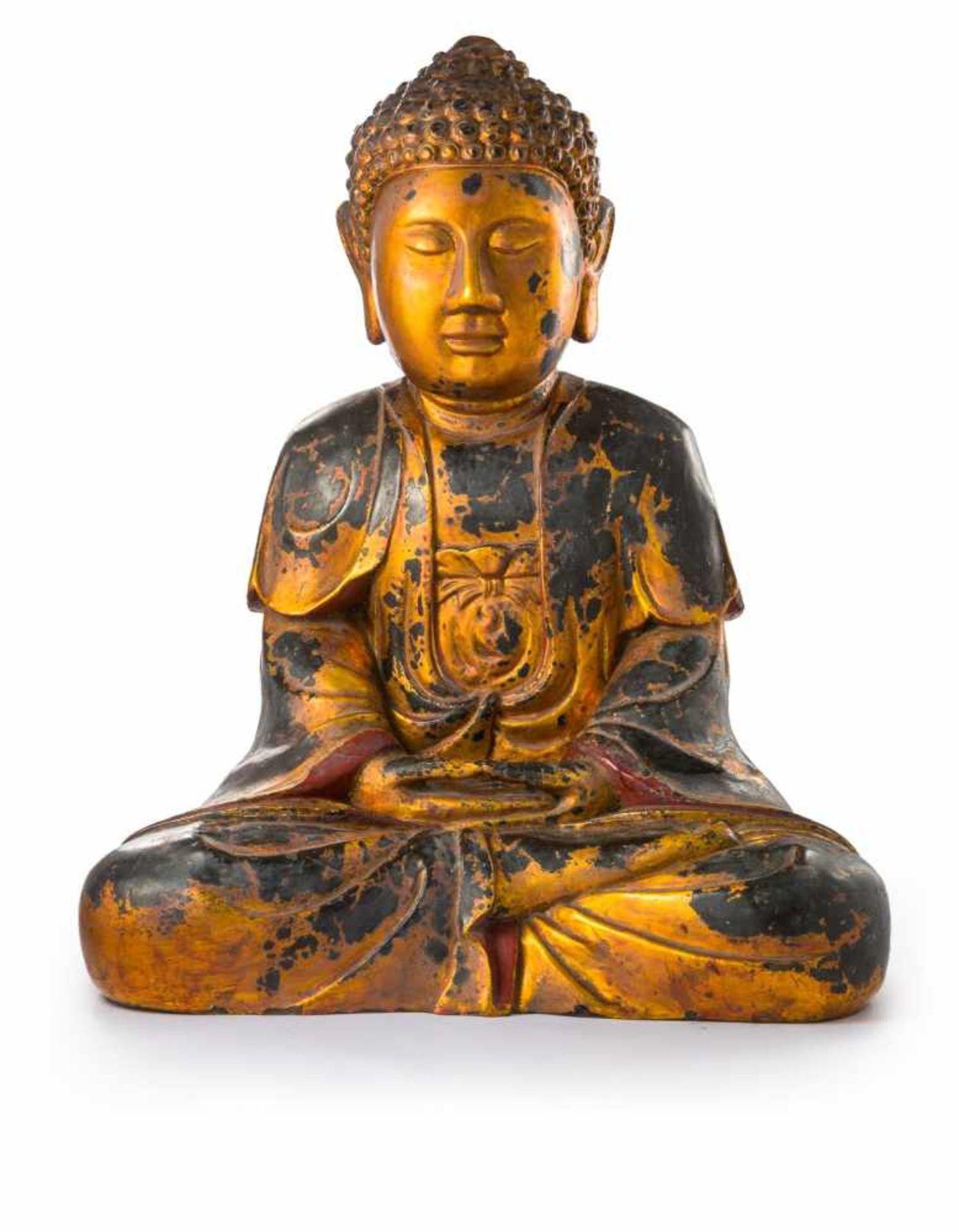 Sitzender BuddhaChina, QingHolz, m. Resten von vergoldetem Schwarzlacküberzug. Die Hände im Schoß