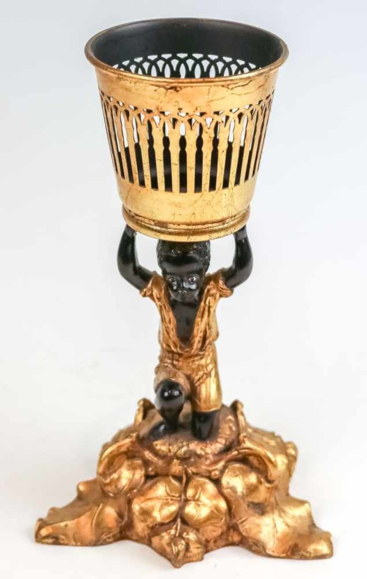 Korbträger au Nègre20. Jh.Gußmasse und Eisenblech, teilvergoldet und schwarz lackiert. Sitzender
