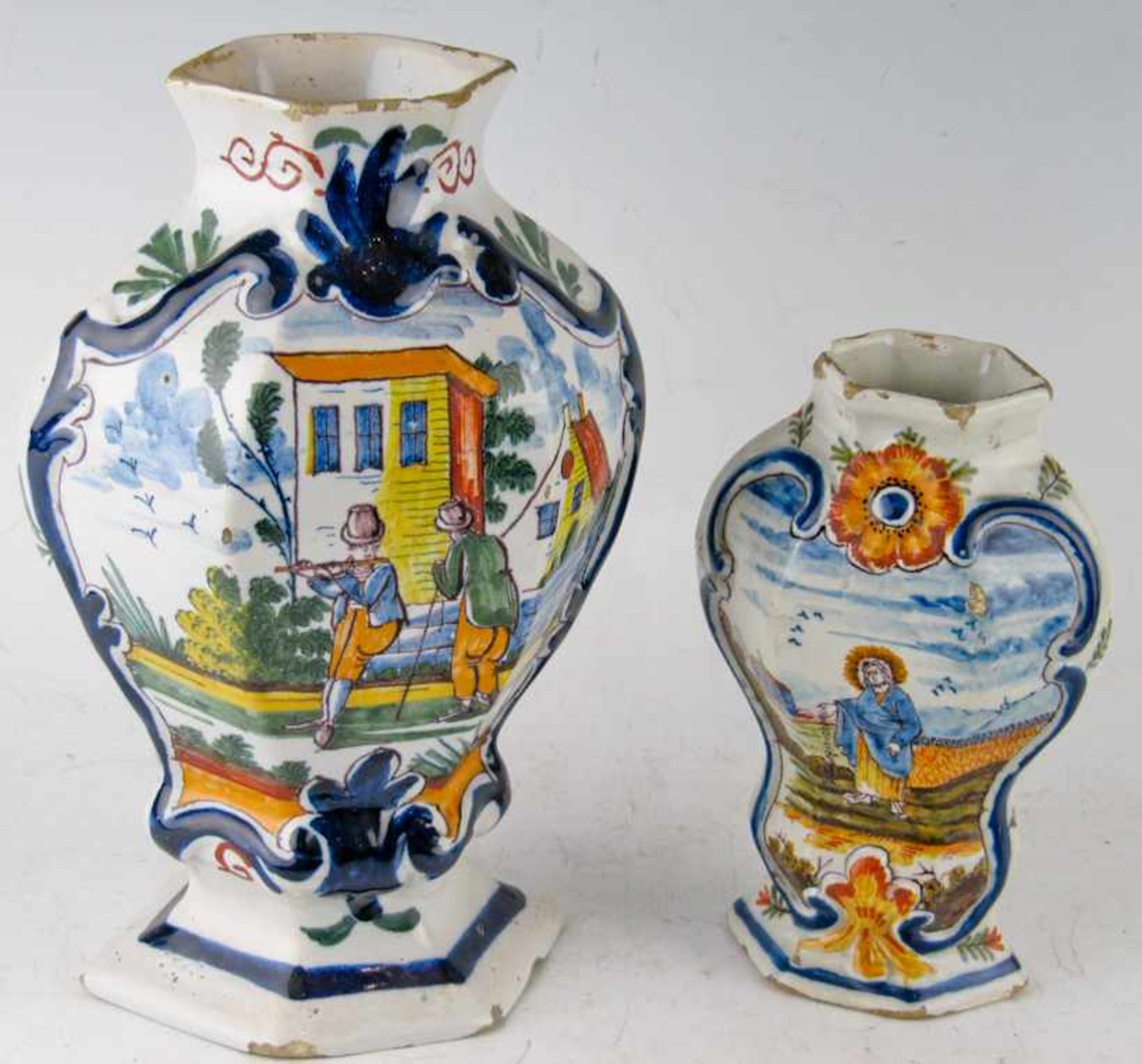 Ein Paar polychrome Vasen18. Jh.Weiße Glasur. Sechsseitige Balusterform mit Reliefkartusche. In