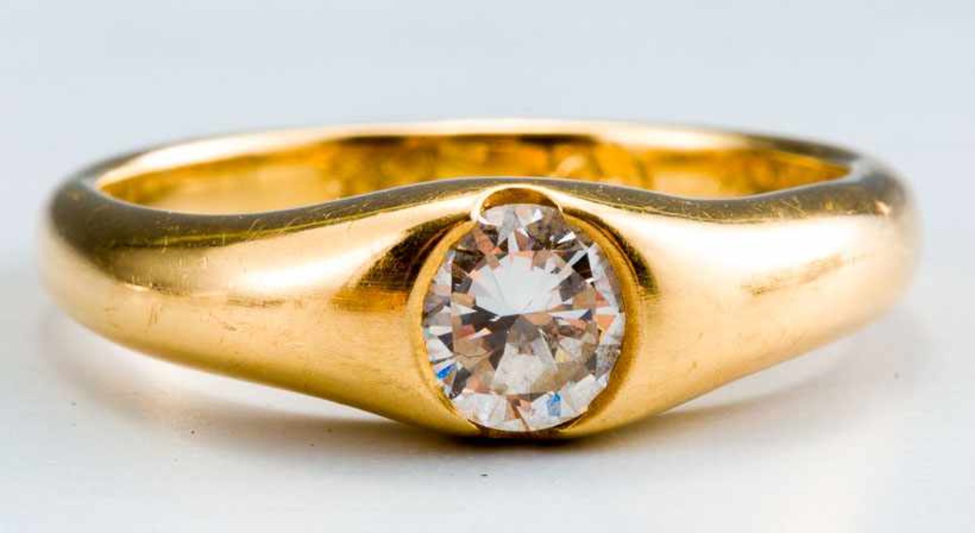 Diamant-Bandring585/f. Gold. Ausgefasst mit Brillant von ca. 0,50 ct. (leicht getönt-vs). Ringgr.