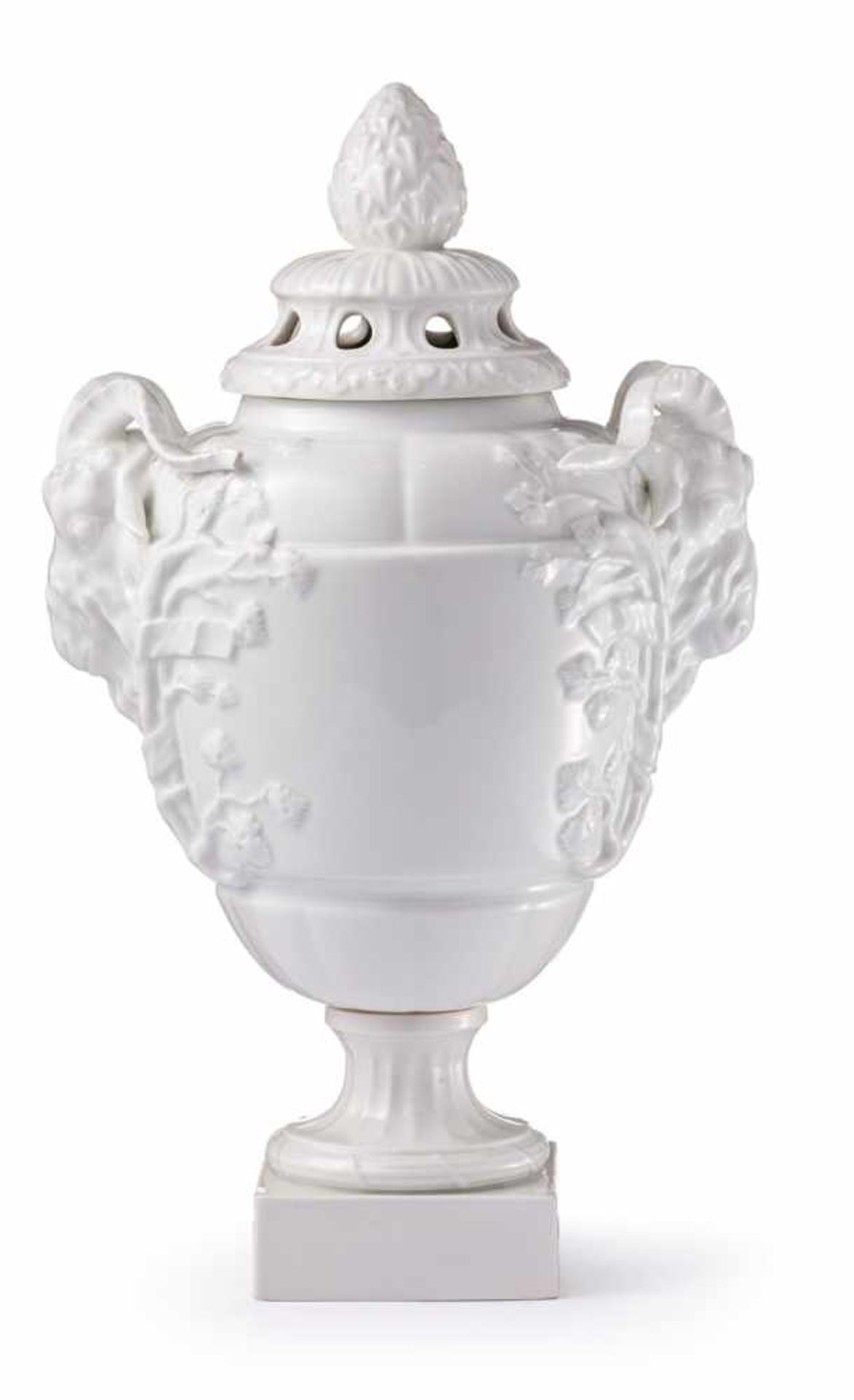 Potpourri mit BocksköpfenKPM Berlin, um 1780/1800Eiförmige Vase auf Trompetenfuß und quadratischer