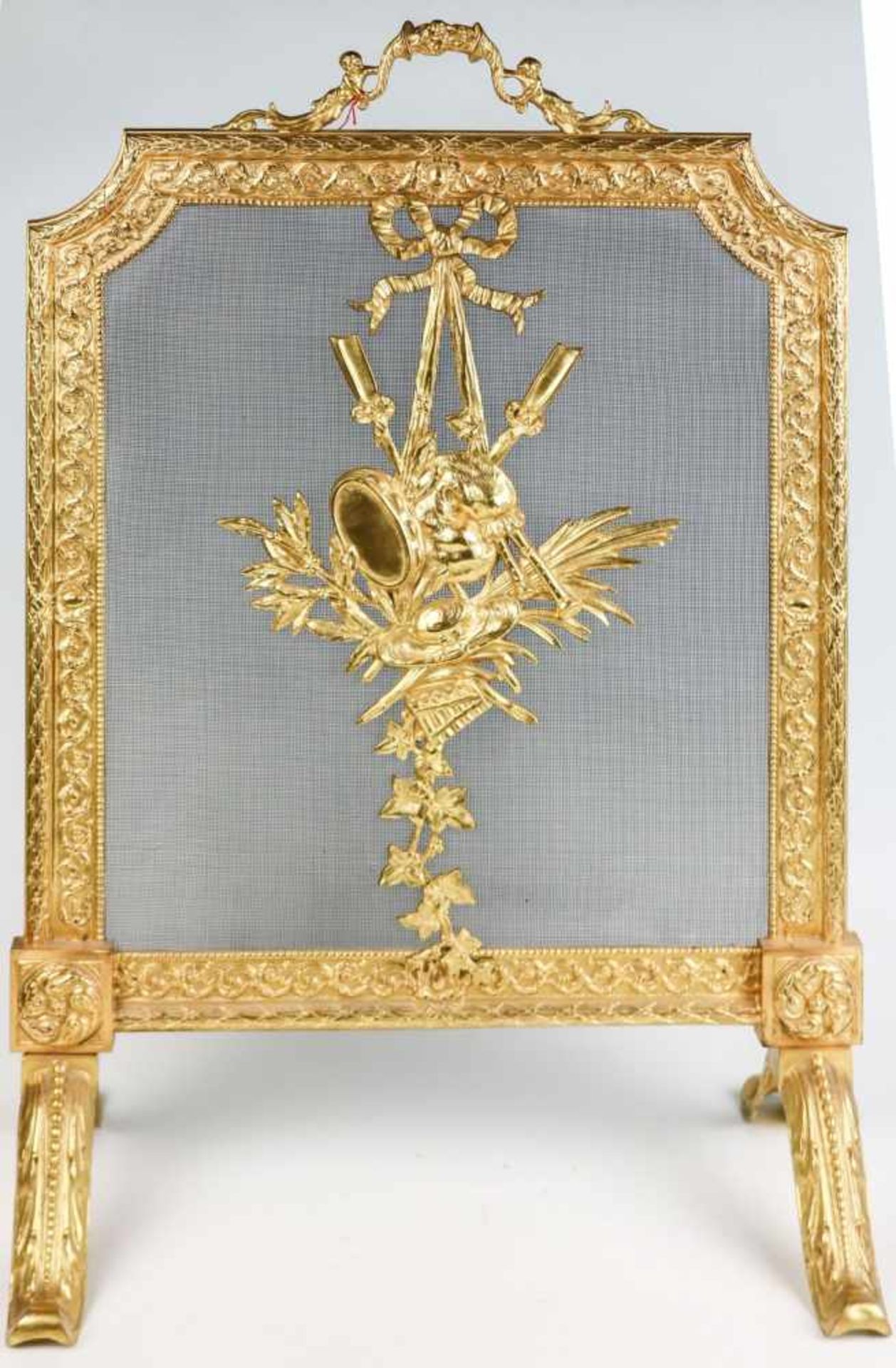 Kaminschirm im Louis-XVI-StilMessing, vergoldet. Reliefiertes Rahmengestell mit eingezogenen Ecken