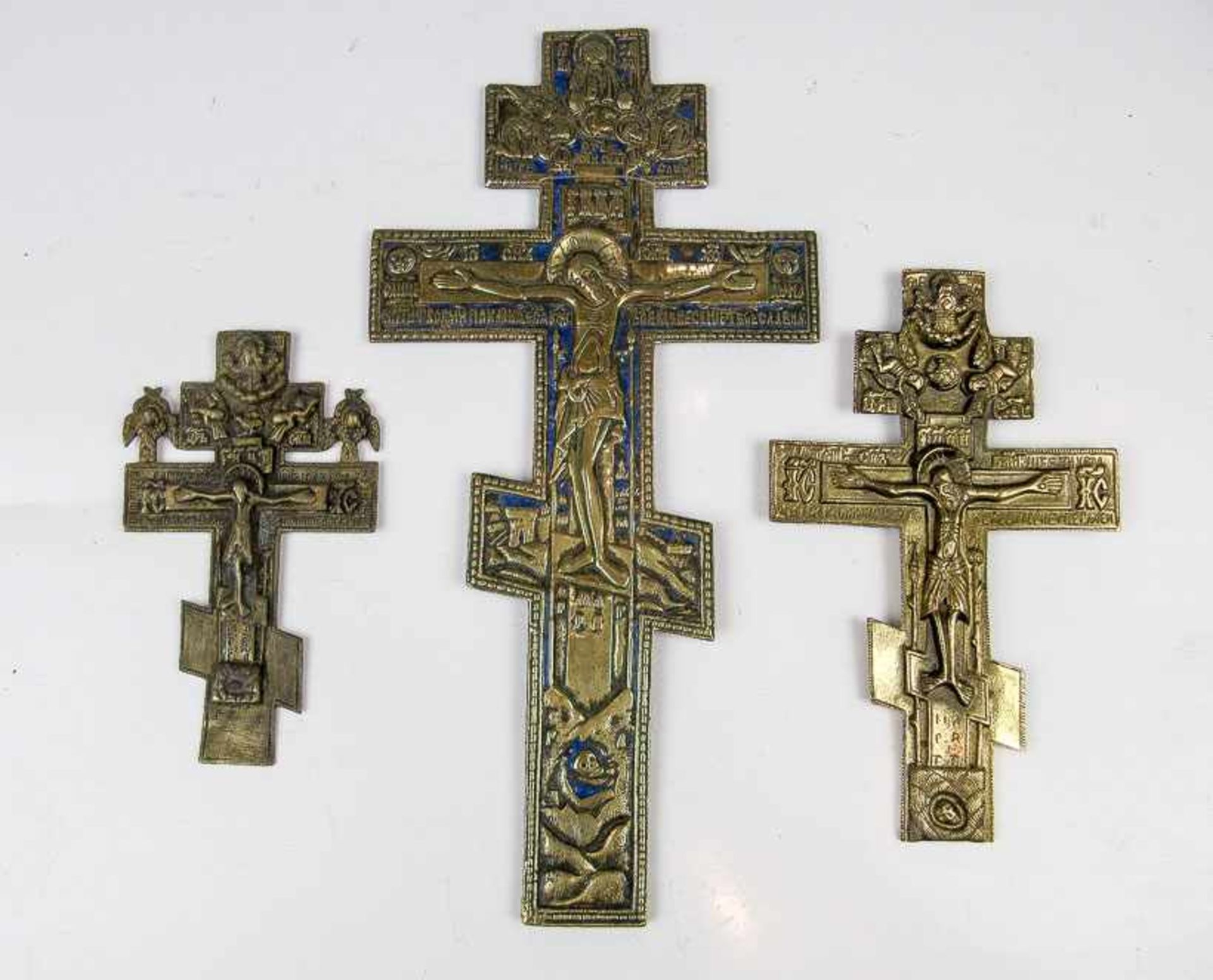 SegenskreuzRusslandBronze. Orthodoxe Form. H. 27 cm. Dazu: Zwei Brustkreuze. Bronze. H. 13 u. 16,5