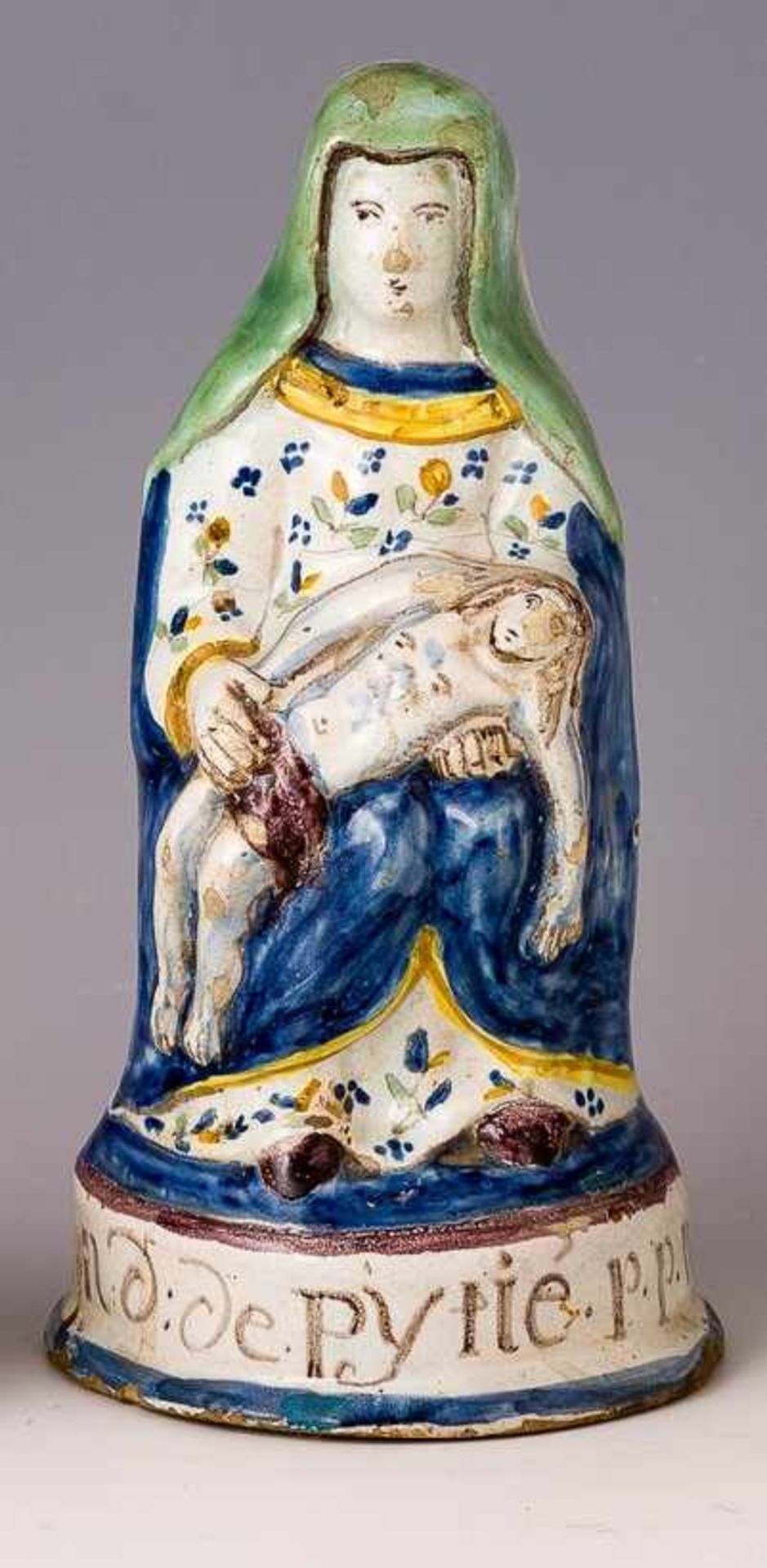 Notre Dame de PytiéQuimper, 19. Jh.Pieta. Weiße Glasur, Bemalung in Blau, Grün, Gelb und Mangan.