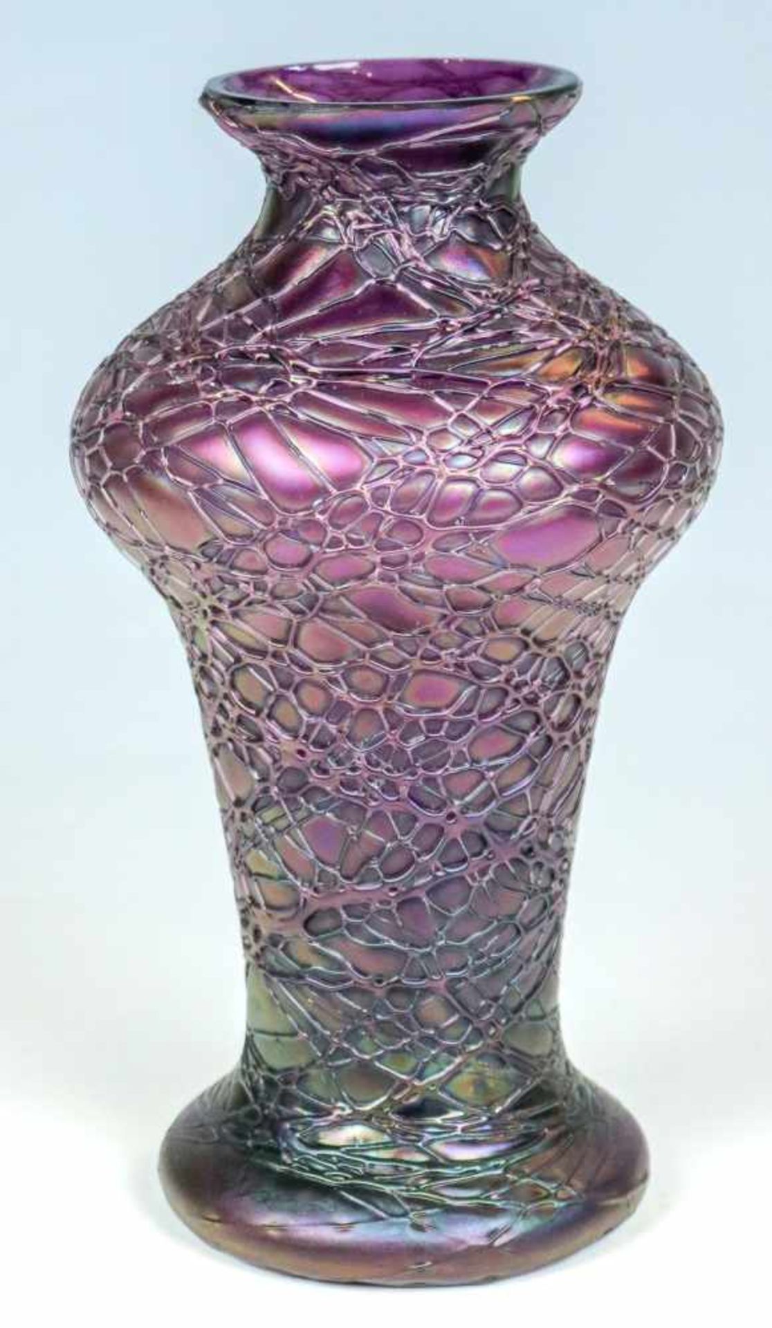 VaseBöhmen, um 1900Violettes Glas, von unregelmäßigem farblosem Fadennetz umsponnen. Balusterform.