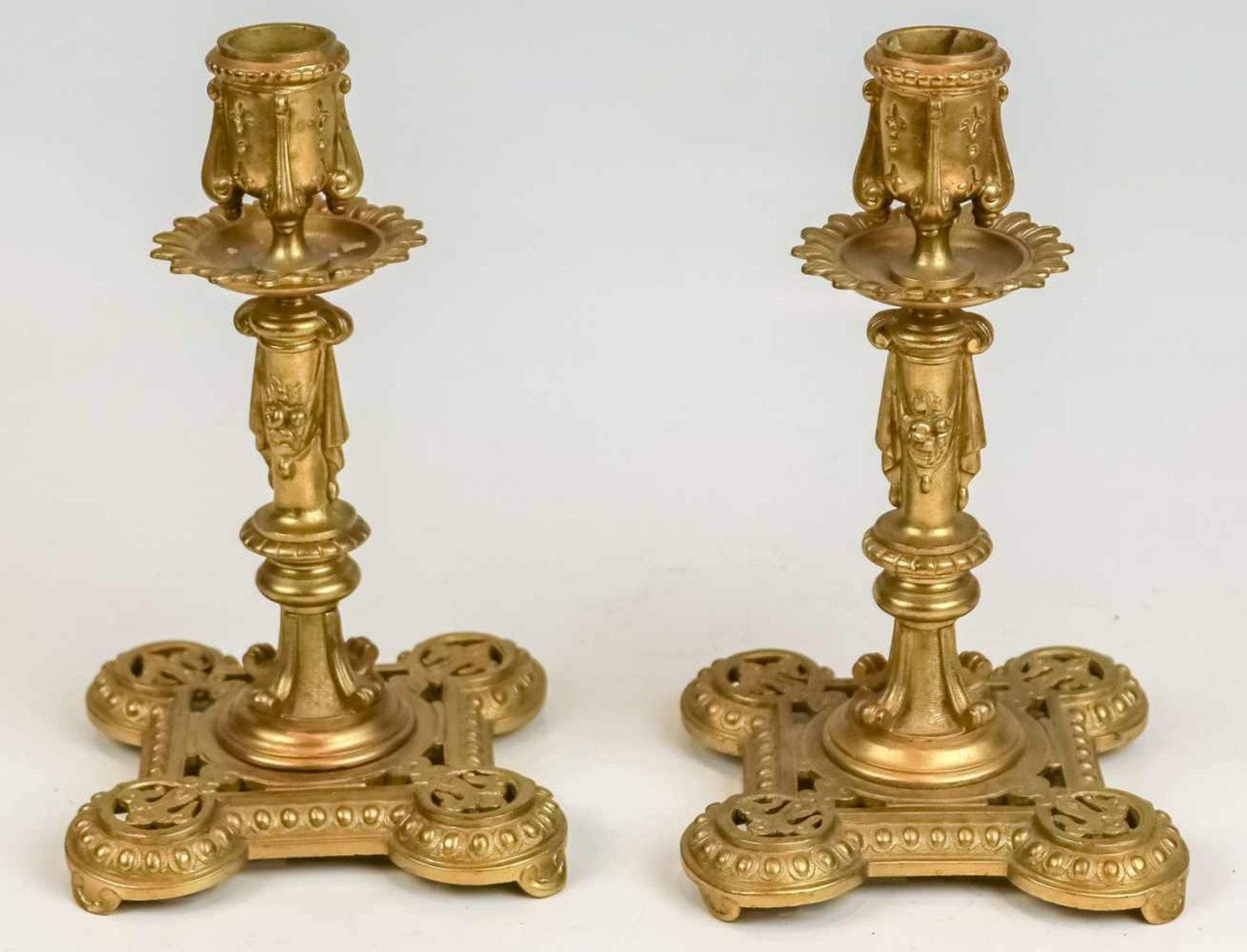 Ein Paar Leuchter im Historismus-StilMessing, reliefiert. Durchbrochener Fuß mit vier Lilienrosetten