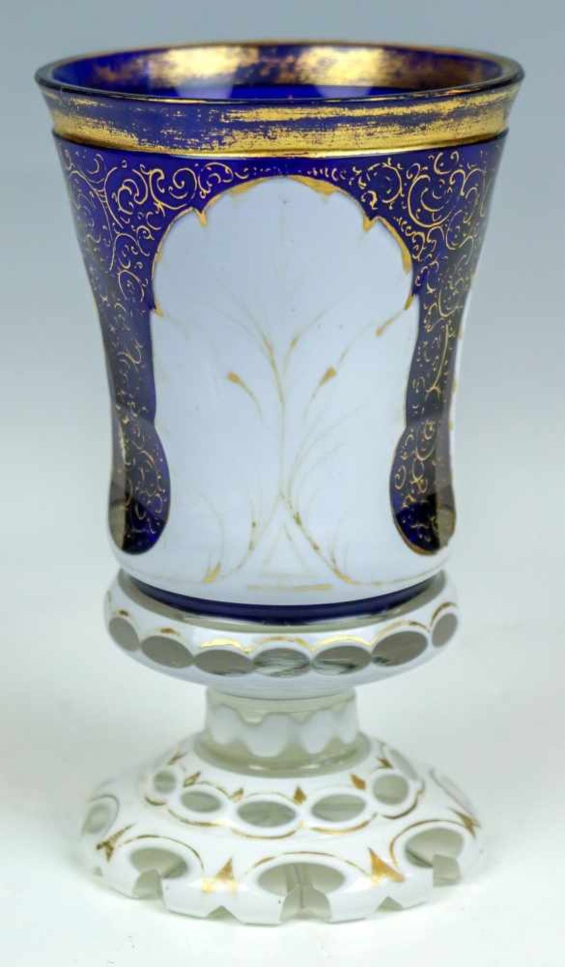 FußbecherNorböhmen oder Josephinenhütte, um 1855Farbloses Glas mit Zinnemailüberfang, die Kuppa