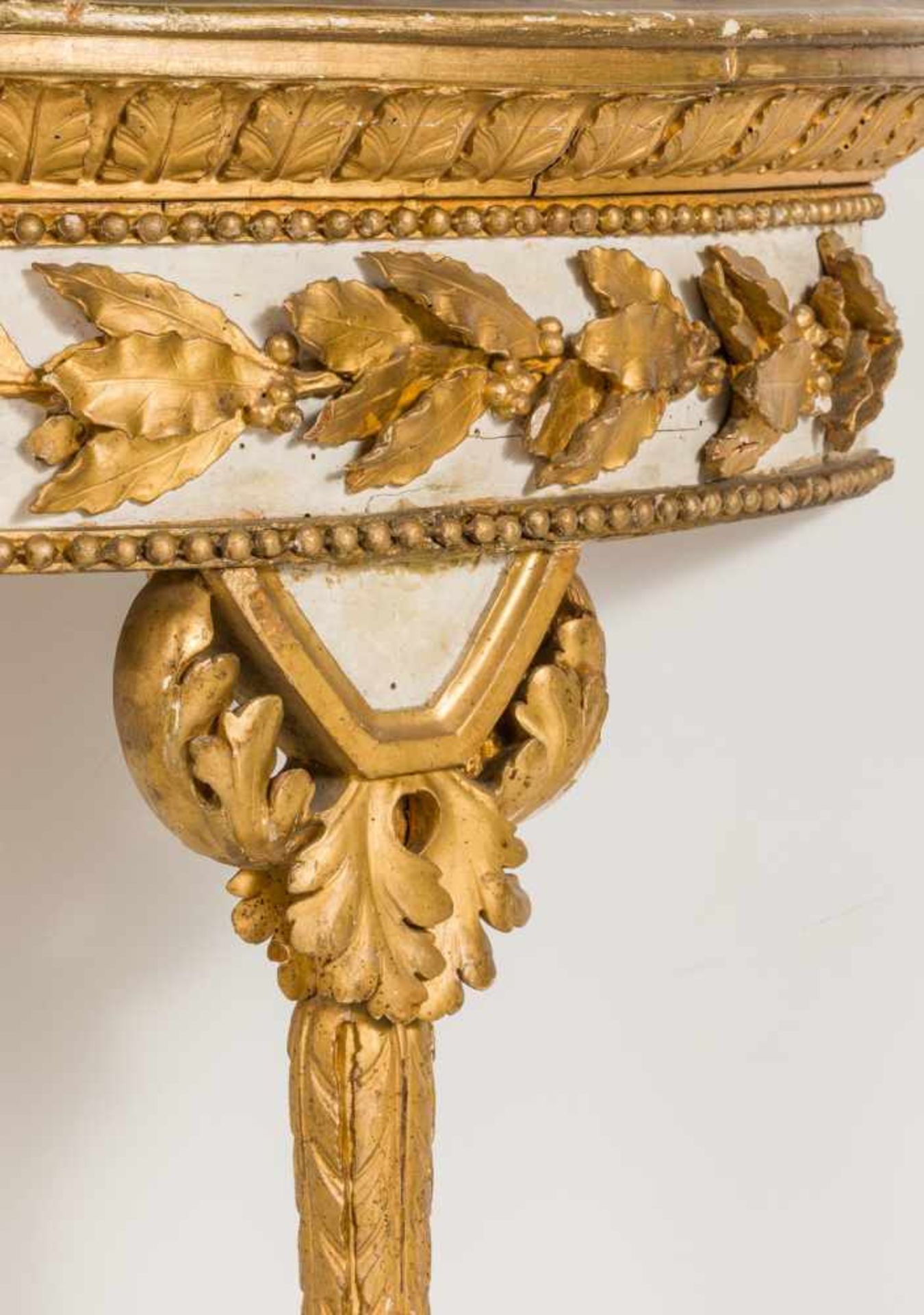 Ein Paar Louis-XVI-KonsoltischeWohl Italien, 18. Jh.Holz, weiß gefasst und vergoldet. Demilune-Form. - Image 2 of 2
