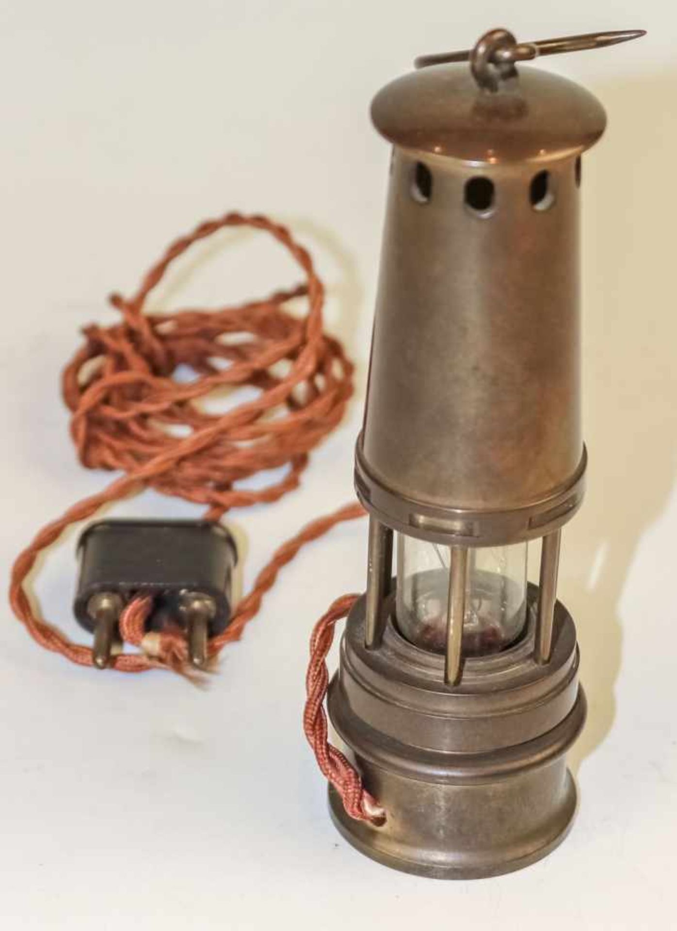 Miniatur-GrubenlampeMessinggehäuse mit Tragehaken. Als Lampe elektrifiziert. H. 16 cm.(58253)