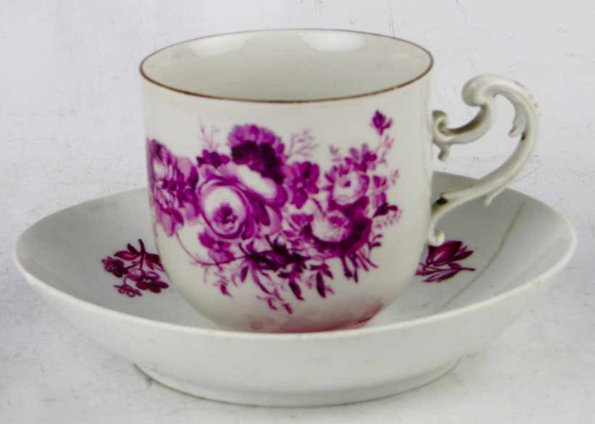 Tasse und UntertasseMeissen, um 1770/1800Verschieden. In Purpurcamaieu bemalt. a) Mit Bukett aus