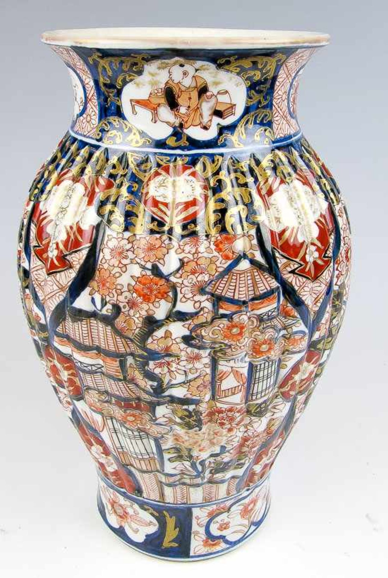 Balusterförmige Vase mit gerillter WandungJapan, ImariPorzellan. Bemalt in Unterglasurblau, Rot u.