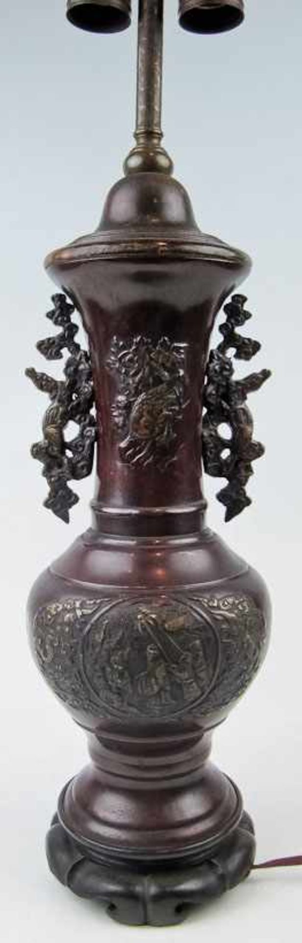 Vase, als Lampe mont.Japan, um 1900Bronze. Braun patiniert. Bauchig mit langem Hals auf getrepptem