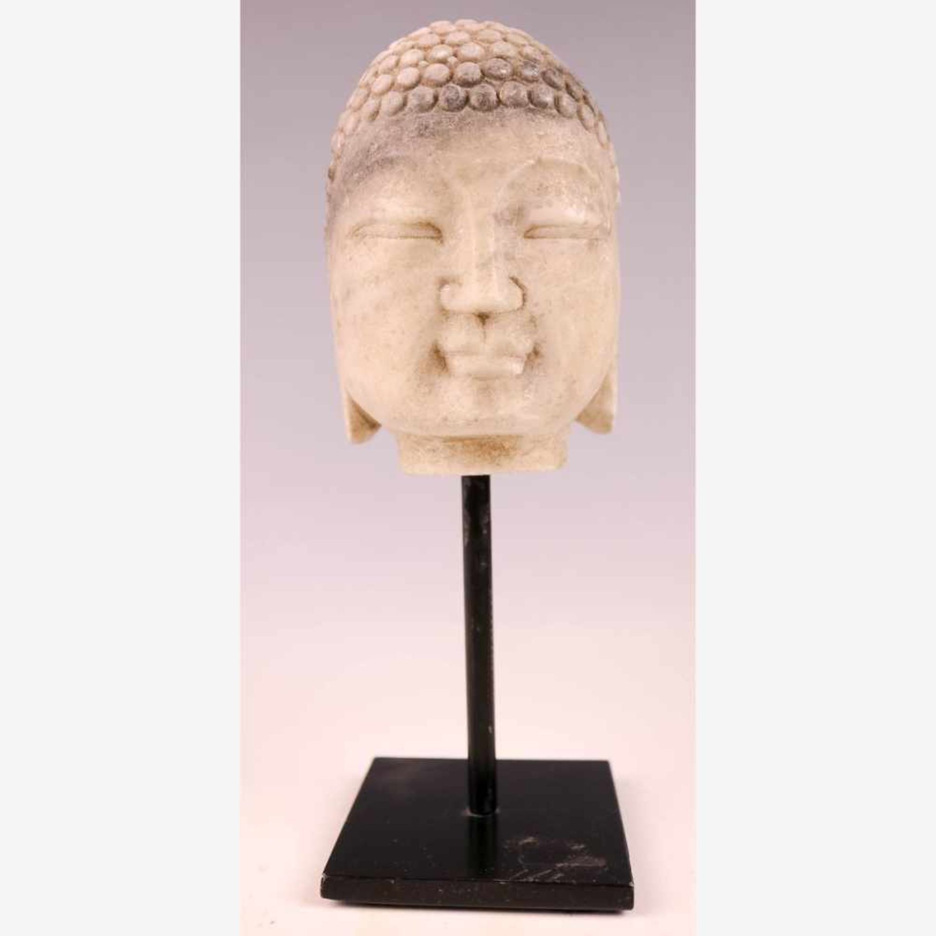 Kl. Kopf eines BuddhaChinaWeißlicher Marmor. Löckchenfrisur. H. 12 cm. Mont.(58451)