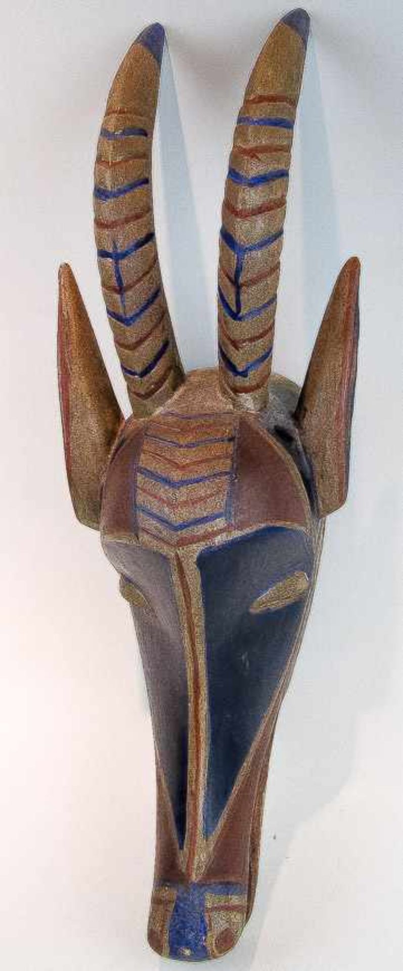 Antilopenkopf-MaskeGuru, ElfenbeinküsteHolz, bemalt. Gebogenes Hörnerpaar u. leicht geöffnetes Maul.