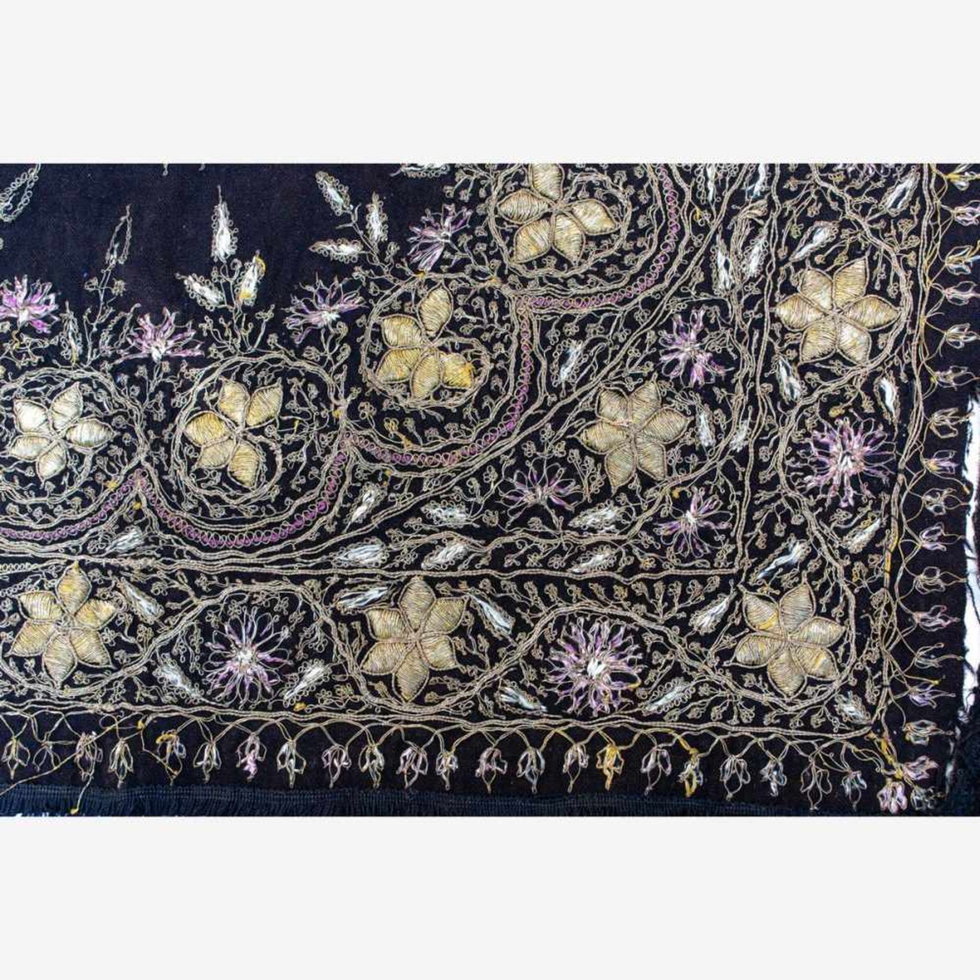 Orientalische Decke19. Jh.Goldbrokatstickerei und fliederfarbene Seidenfäden auf schwarzem Grund. - Bild 3 aus 4
