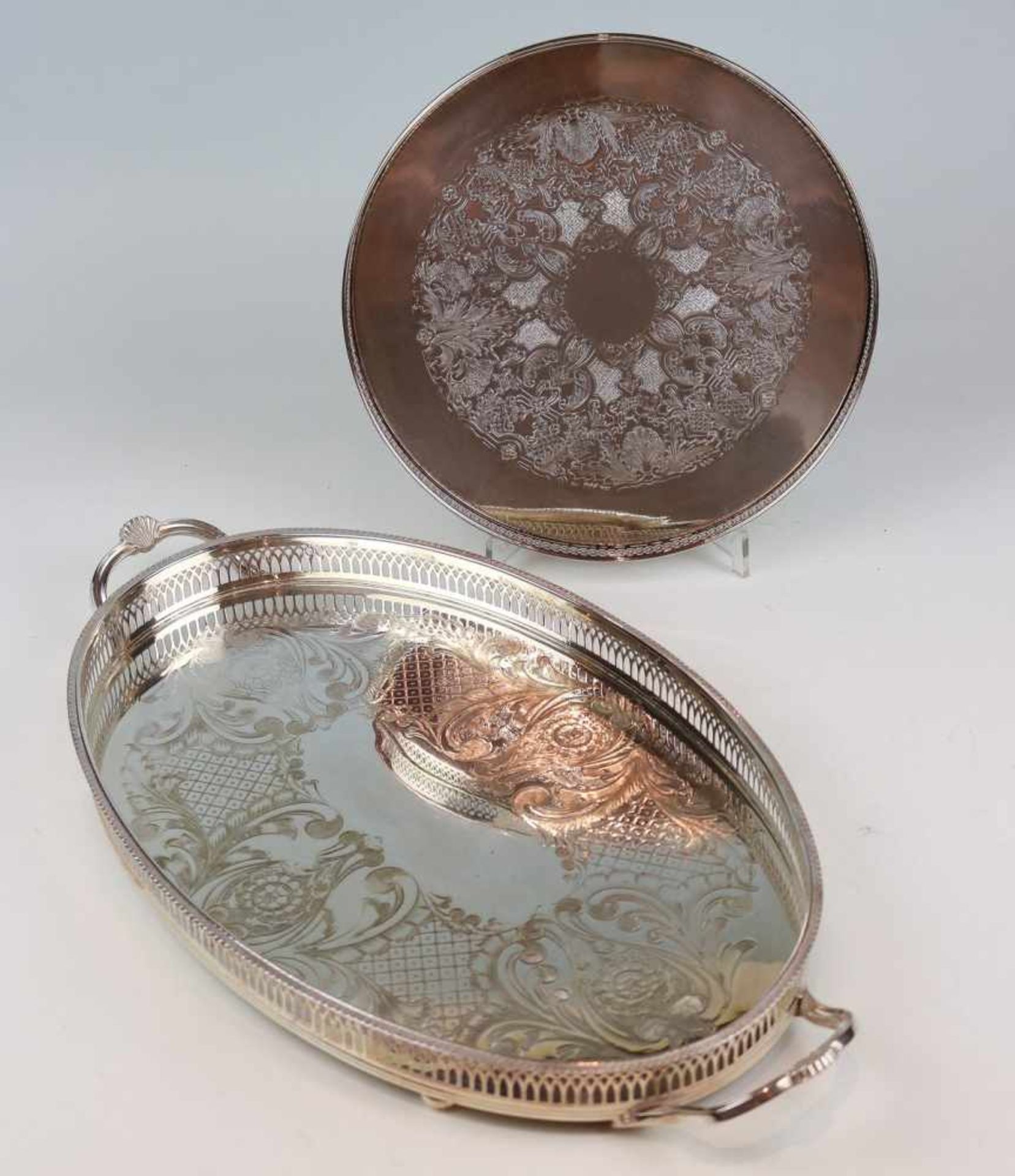 Ovales Henkeltablett und rundes TablettPlated. Mit Galerierand. Im Spiegel Rankendekor. D. 50×29