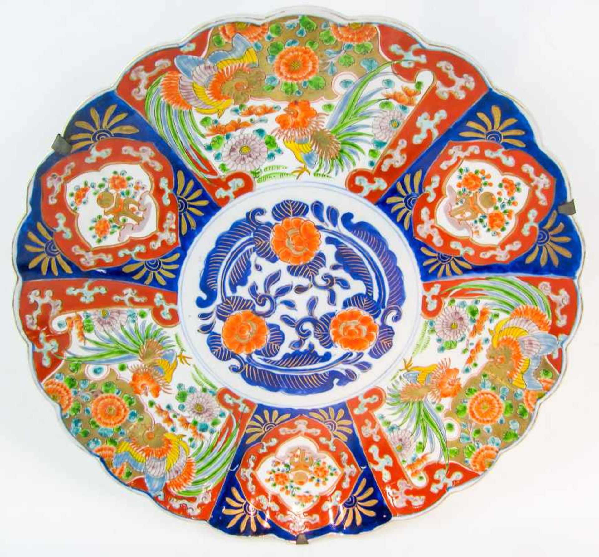 Platte mit blütenförmigem RandJapan, ImariPorzellan. Um rundgelegten Blumenzweig Reserven mit