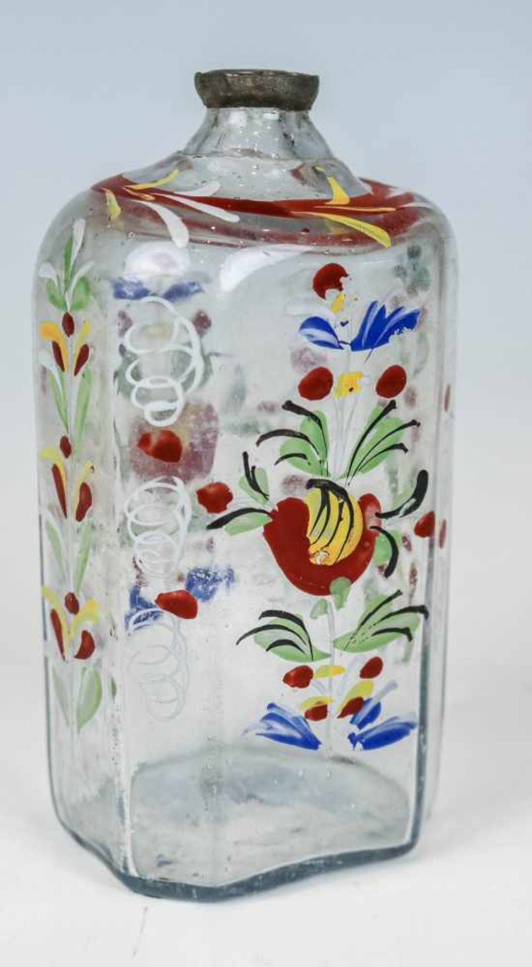 Schnapsflasche mit EmailmalereiIsergebirge, um 1760Farbloses, partiell getrübtes Glas. Gewölbter - Bild 2 aus 3